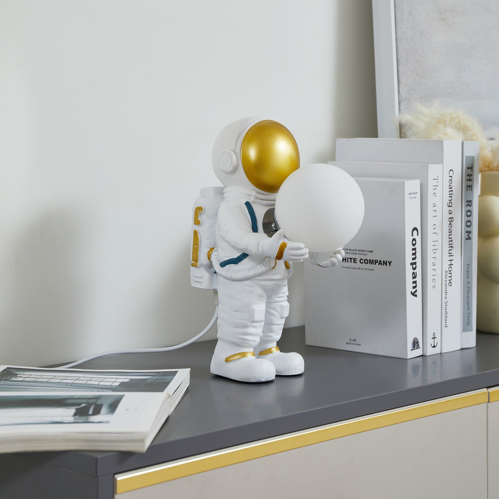 Lindby bordlampe Astronaut, hvit/gull, keramikk, glass