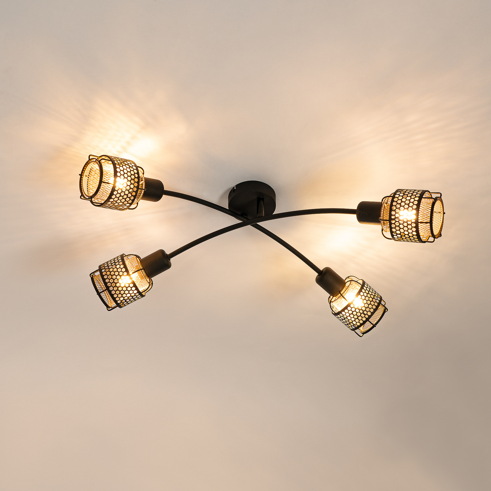 Lindby Eudoria stropna svetilka s 4 lučmi, črna/zlata