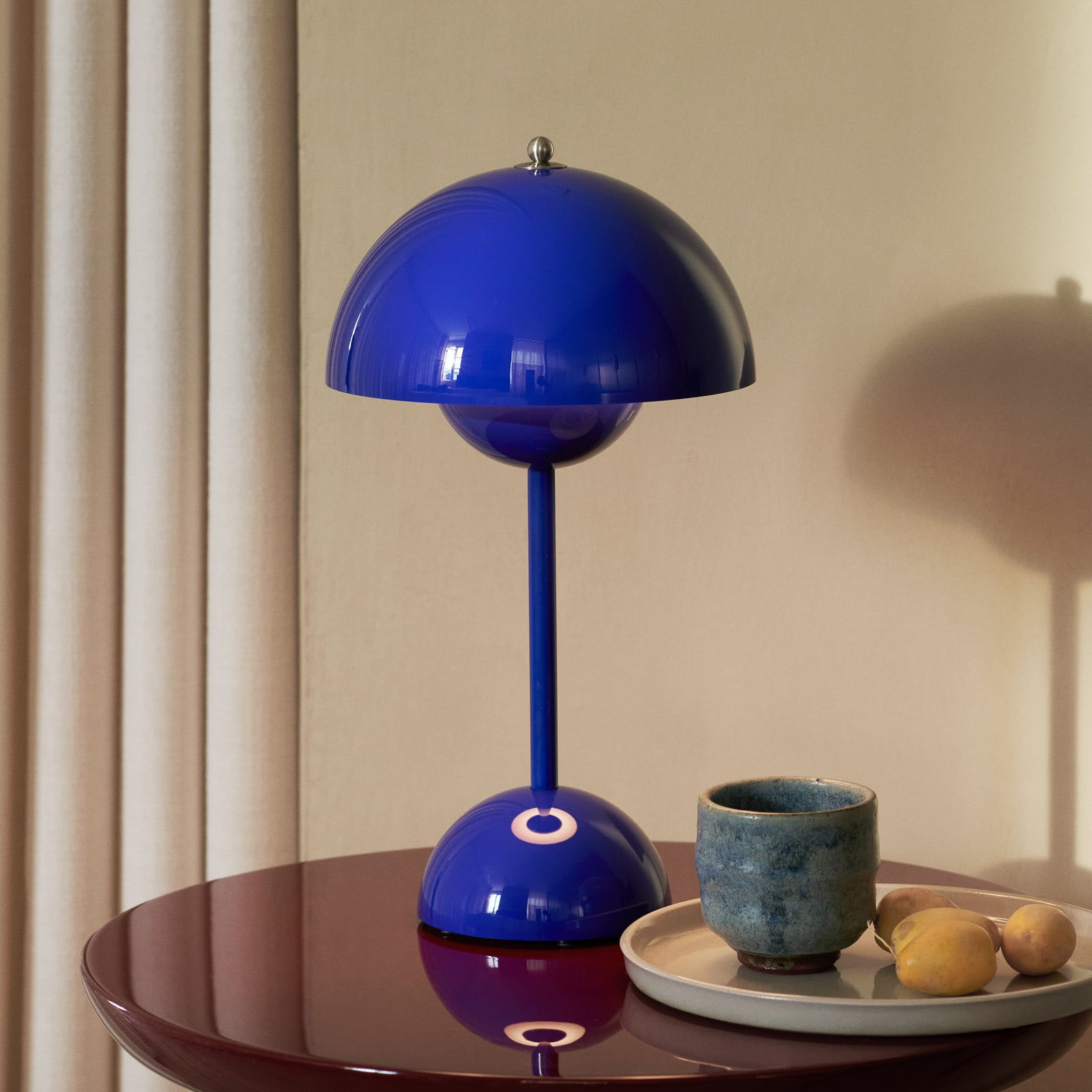 Flowerpot VP9 LED-batteridrevet bordlampe, koboltblå &Tradition - Stue - Design - Plastik - Med skærm