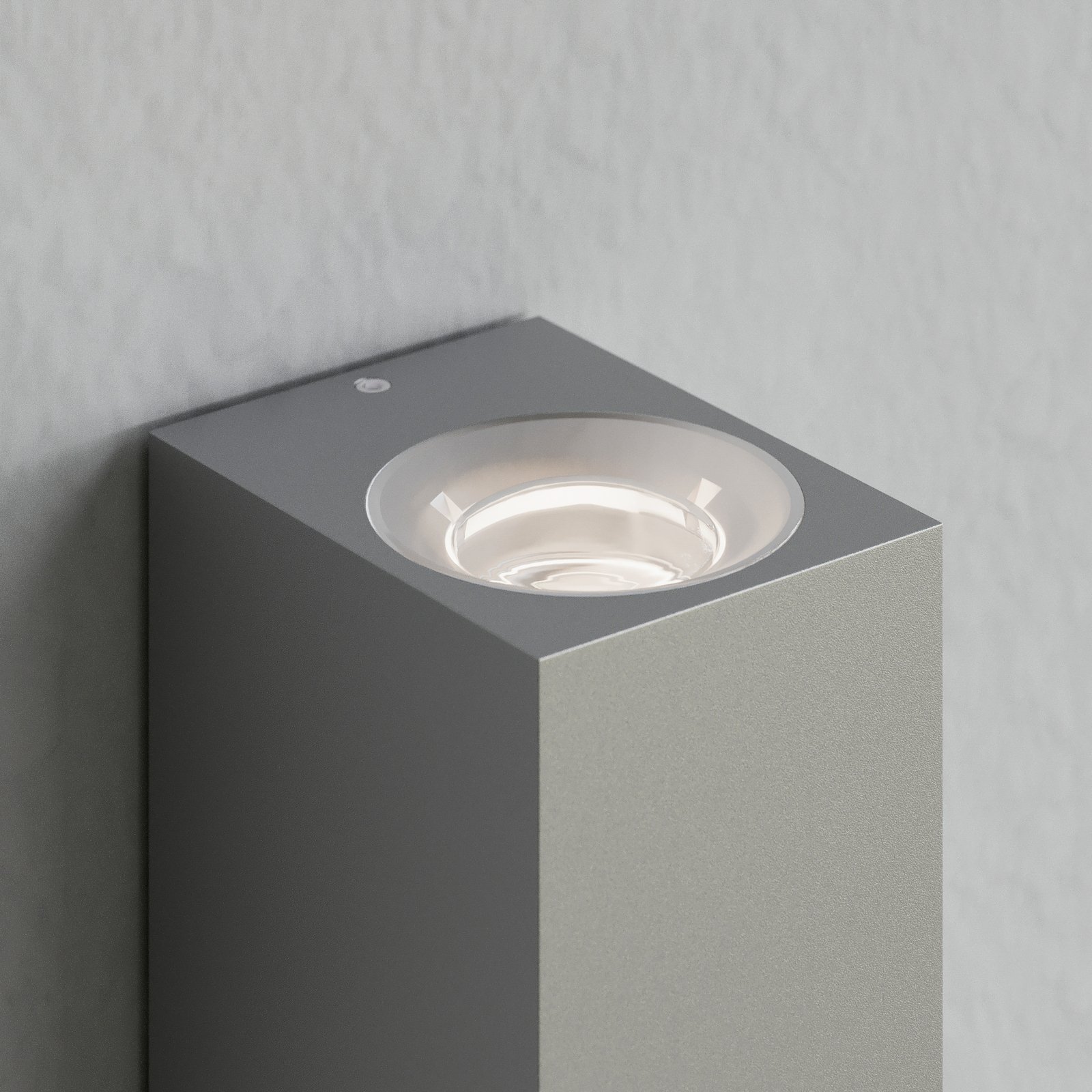 Sølvfarget utevegglampe Tavi med Bridgelux LED-lys