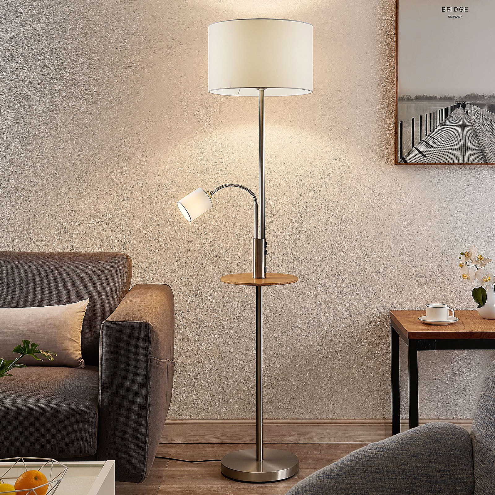 Lindby Aovan piantana con mensola e USB, nichel