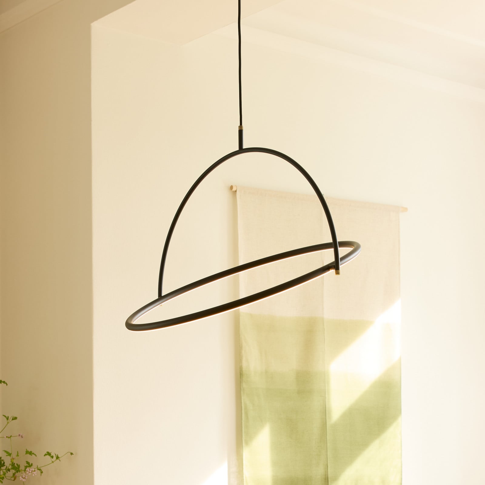 TILT LED-hængelampe, Ø 60 cm, sort, stepdim Halo Design - Spisestue - Metal - Med én lyskilde billede