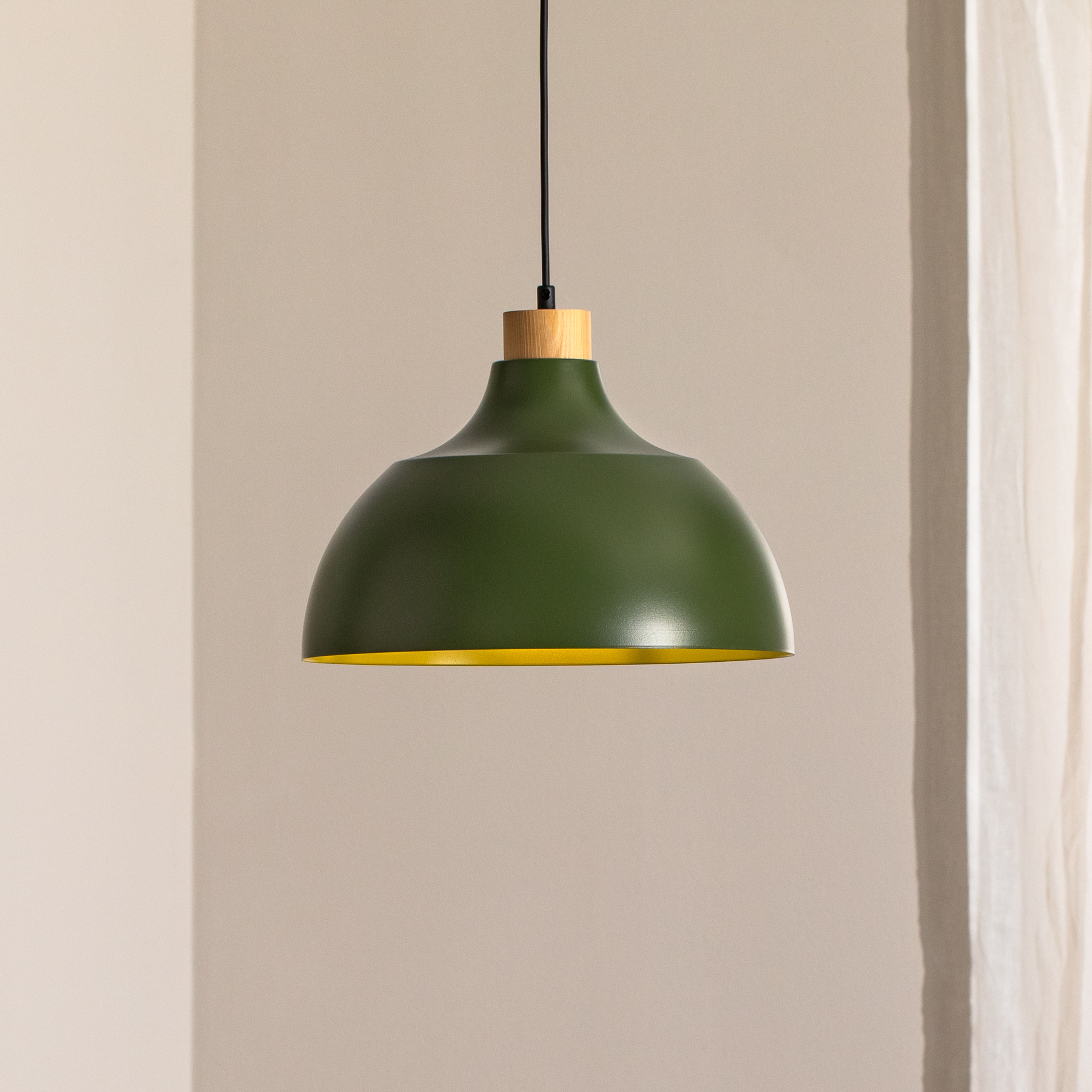 Envostar Kaitt hengelampe, mørkegrønn, Ø 34 cm, treverkdetaljer
