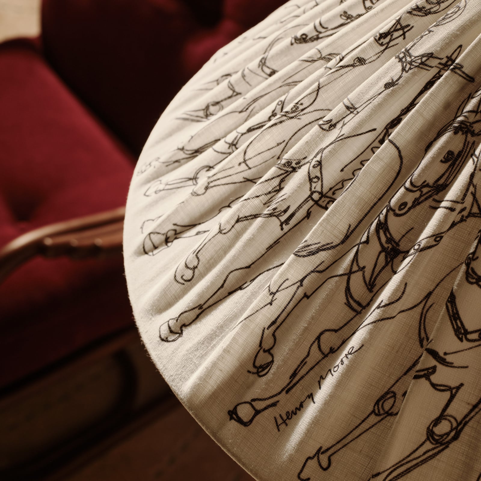 Candeeiro de pé GUBI 9602 Garro Éditions Henry Moore, têxtil Candeeiro de pé GUBI 9602 Garro Éditions Henry Moore, têxtil