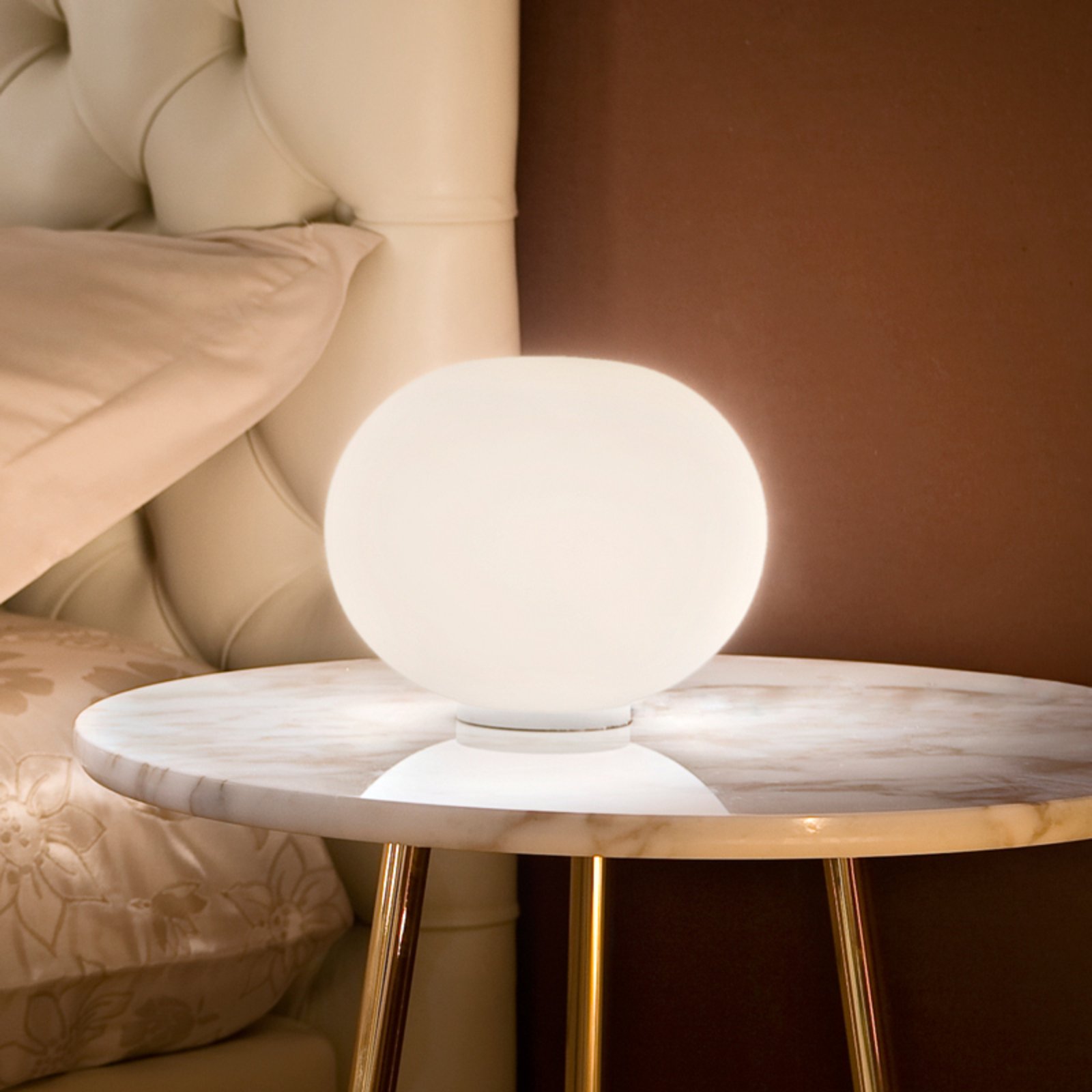 FLOS Glo-Ball Basic Zero – biela stolná lampa