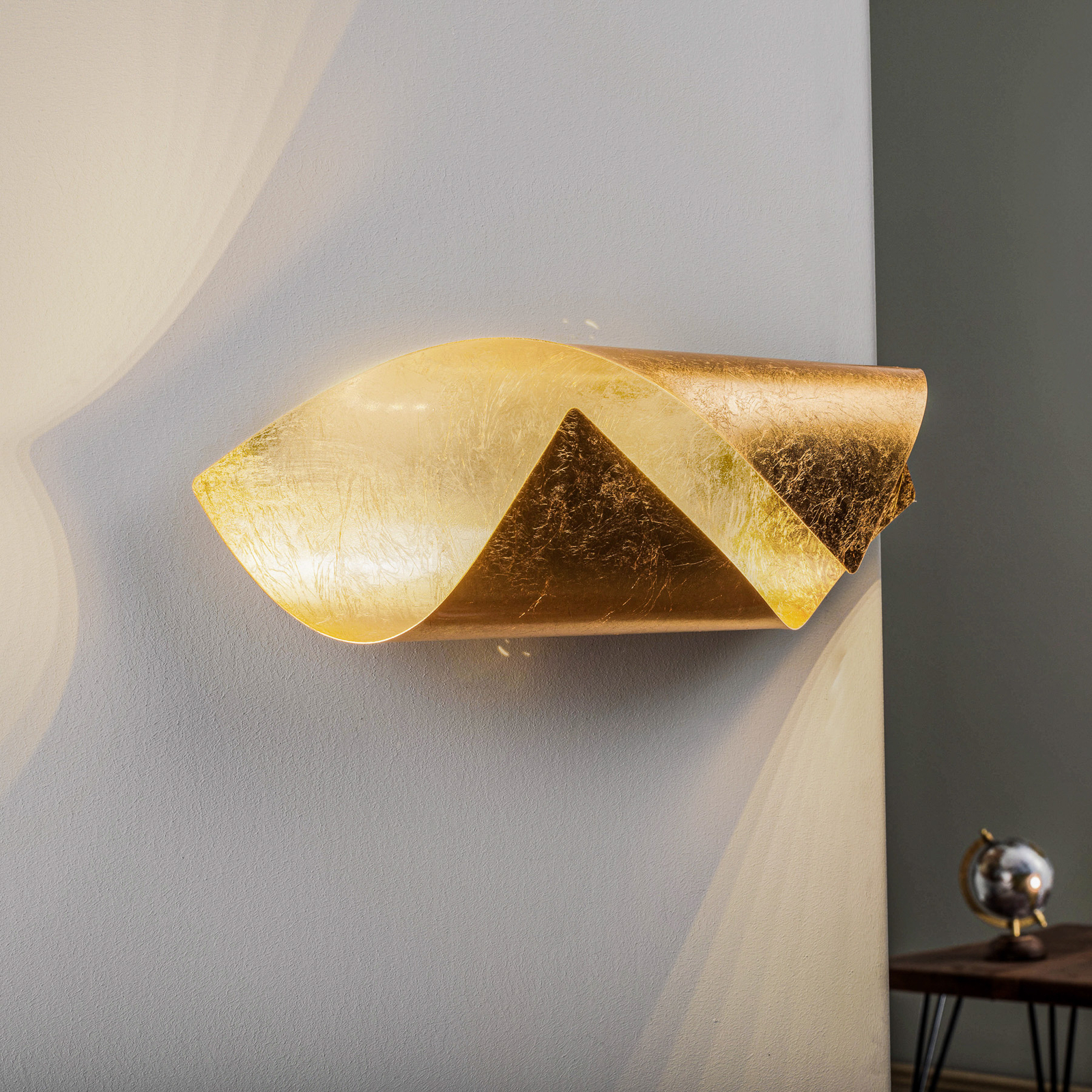 Lindby Wrenjo LED-seinävalaisin, kultainen, 45 cm