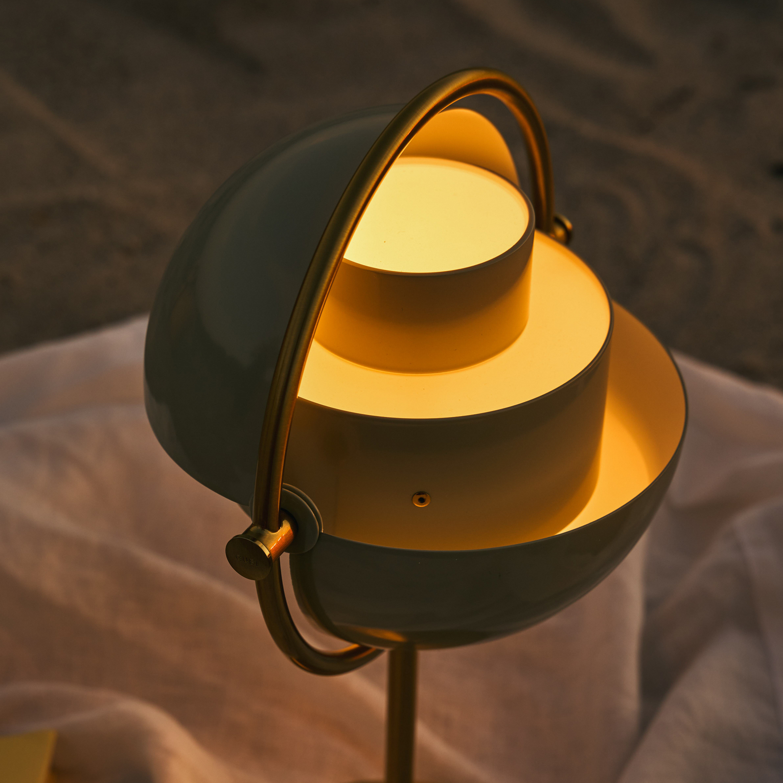 Gubi Multi-Lite stolna lampa na baterije, mesing/siva, visina 30 cm