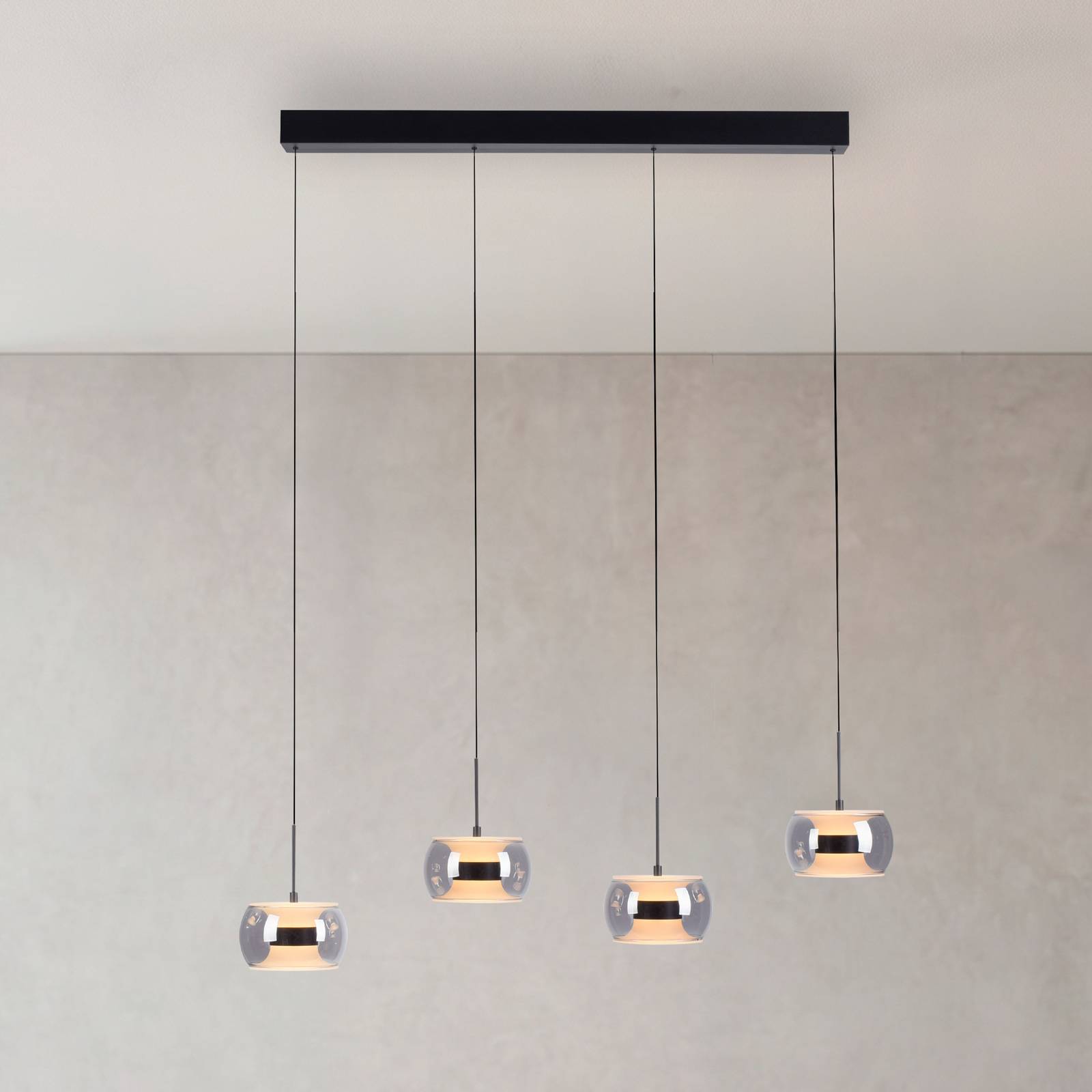 Paul Neuhaus LED hanglamp Fumea, lengte 110 cm, zwart/rookkleurig glas, CCT, 4-lamps