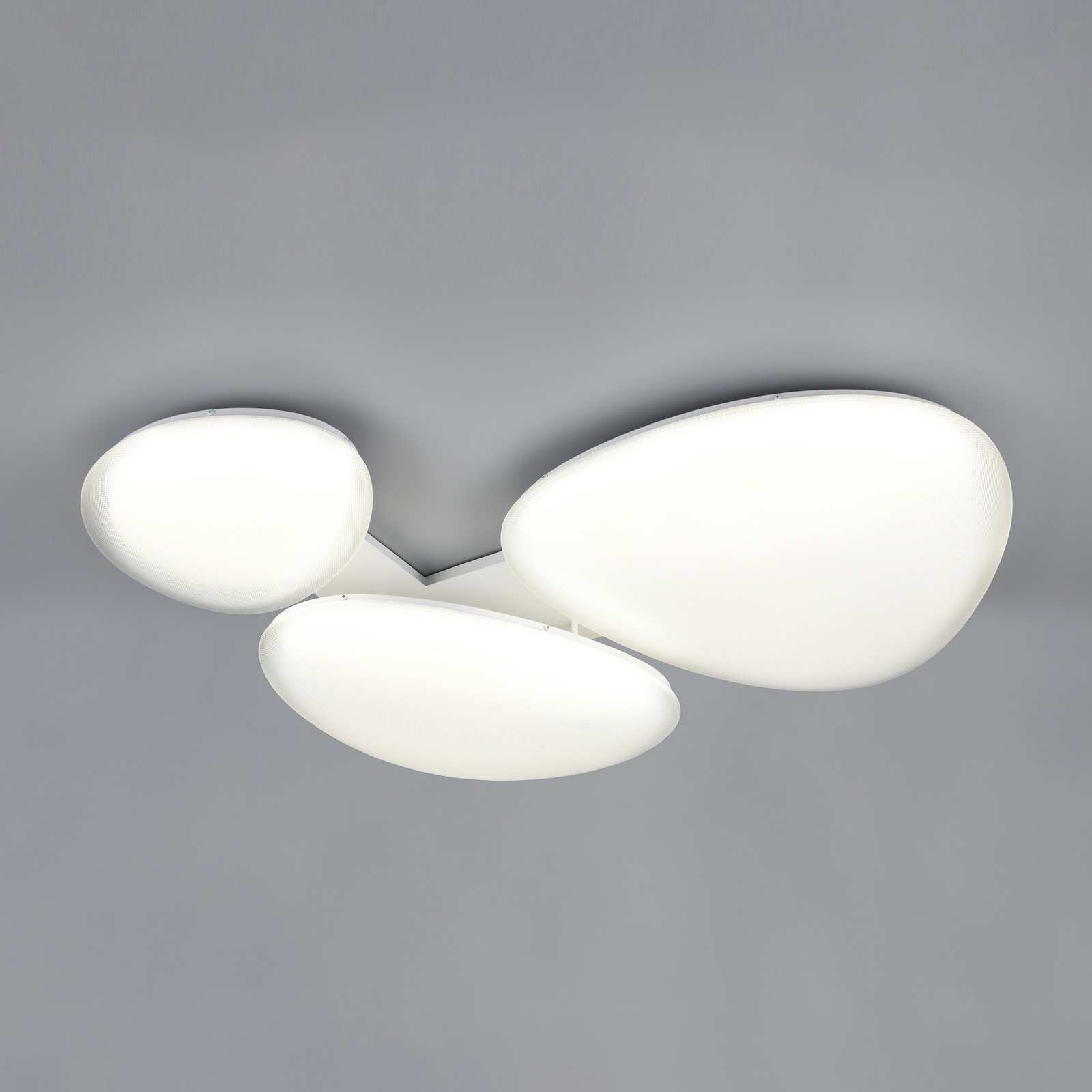 LED plafondlamp Ozera, lengte 95 cm, wit, kunststof, CCT, 3-lamps. LED plafondlamp Ozera, lengte 95 cm, wit, kunststof, CCT, 3-lamps.