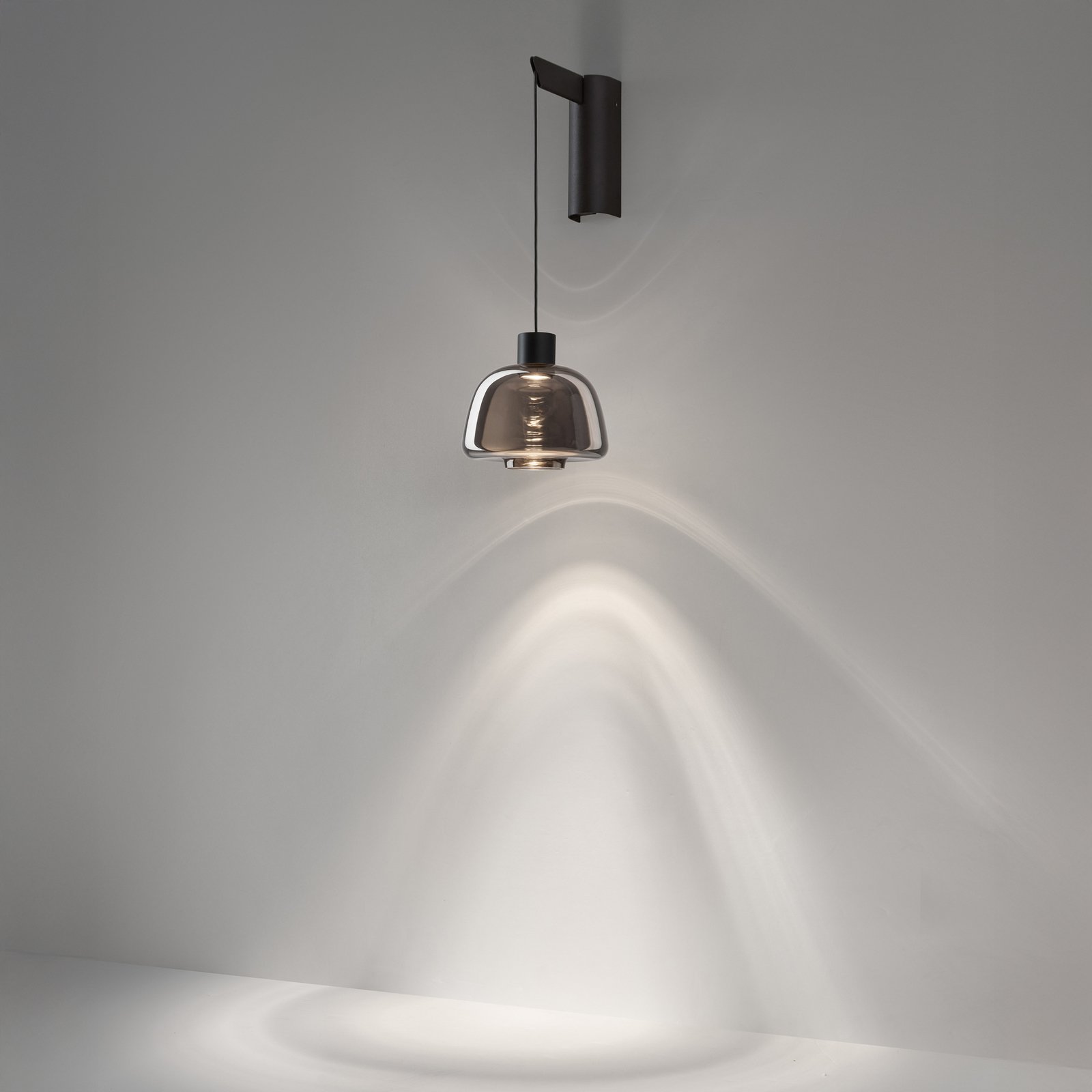 Bover LED-vägglampa Drep A/01, rökgrå, glas, 2 700 K