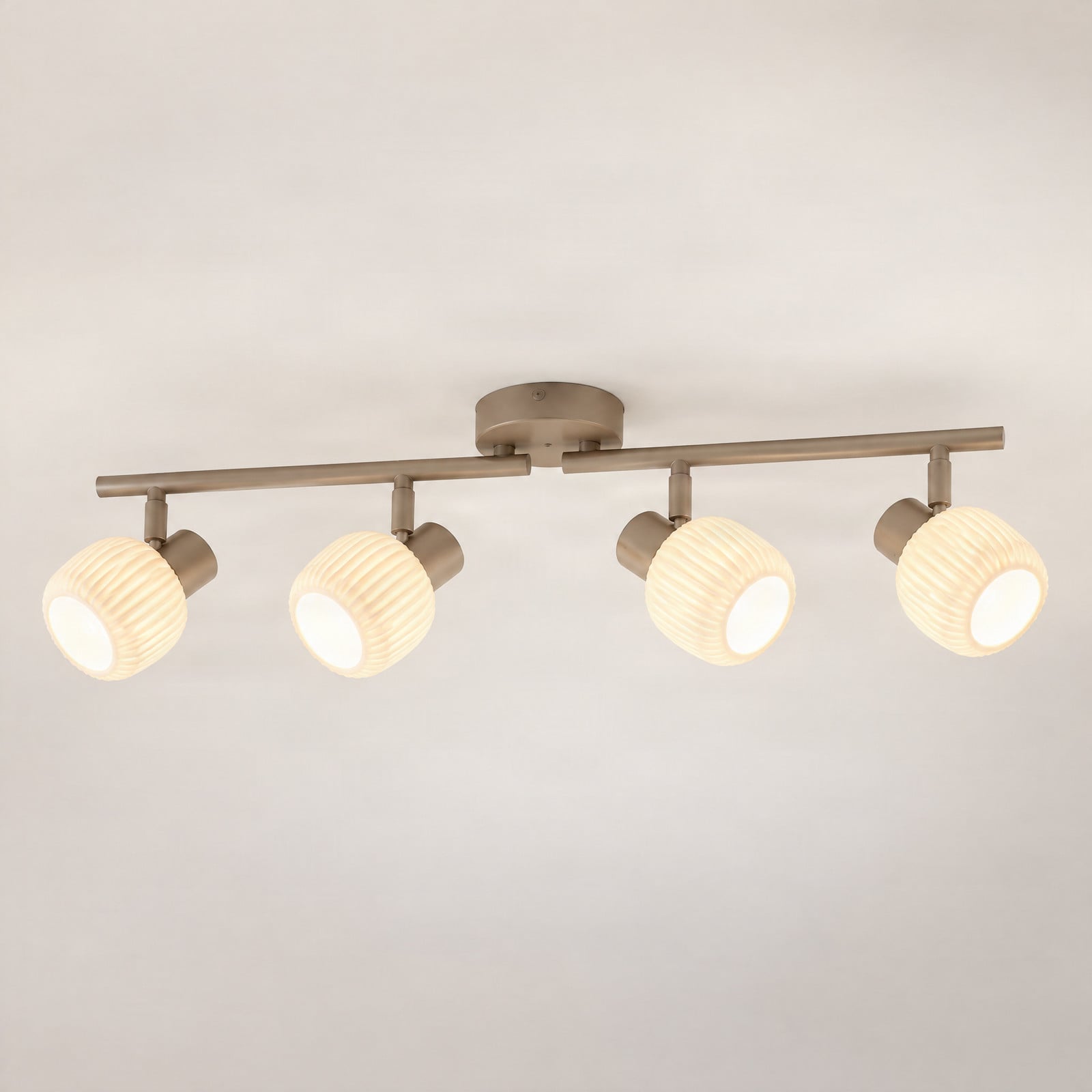 Evey takspotlight, längd 83 cm, 4 lampor, vit/beige – Nola - Vardagsrum - Skandinavisk - Glas - Med flera ljuskällor