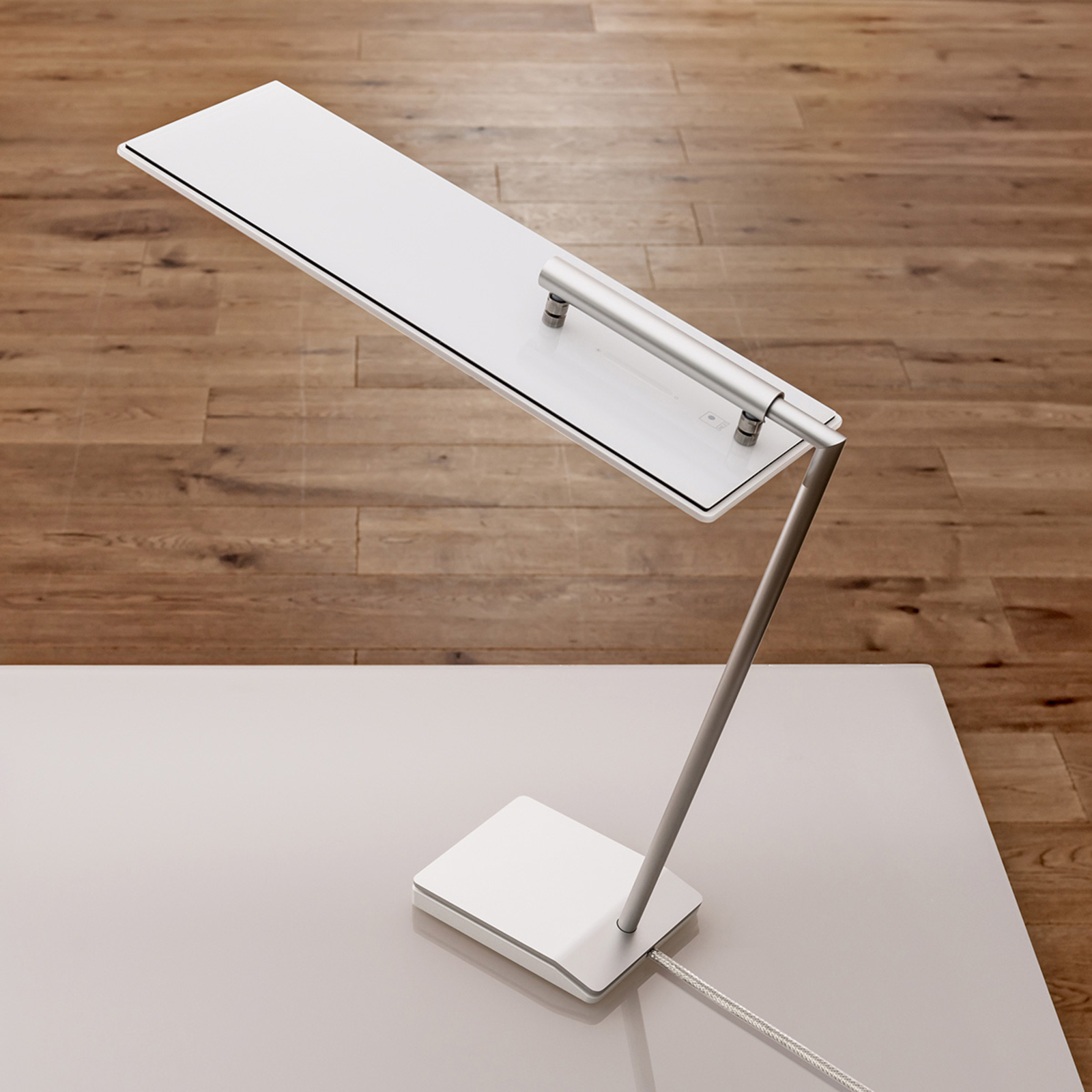 Hvit OLED-skrivebordslampe OMLED One d3