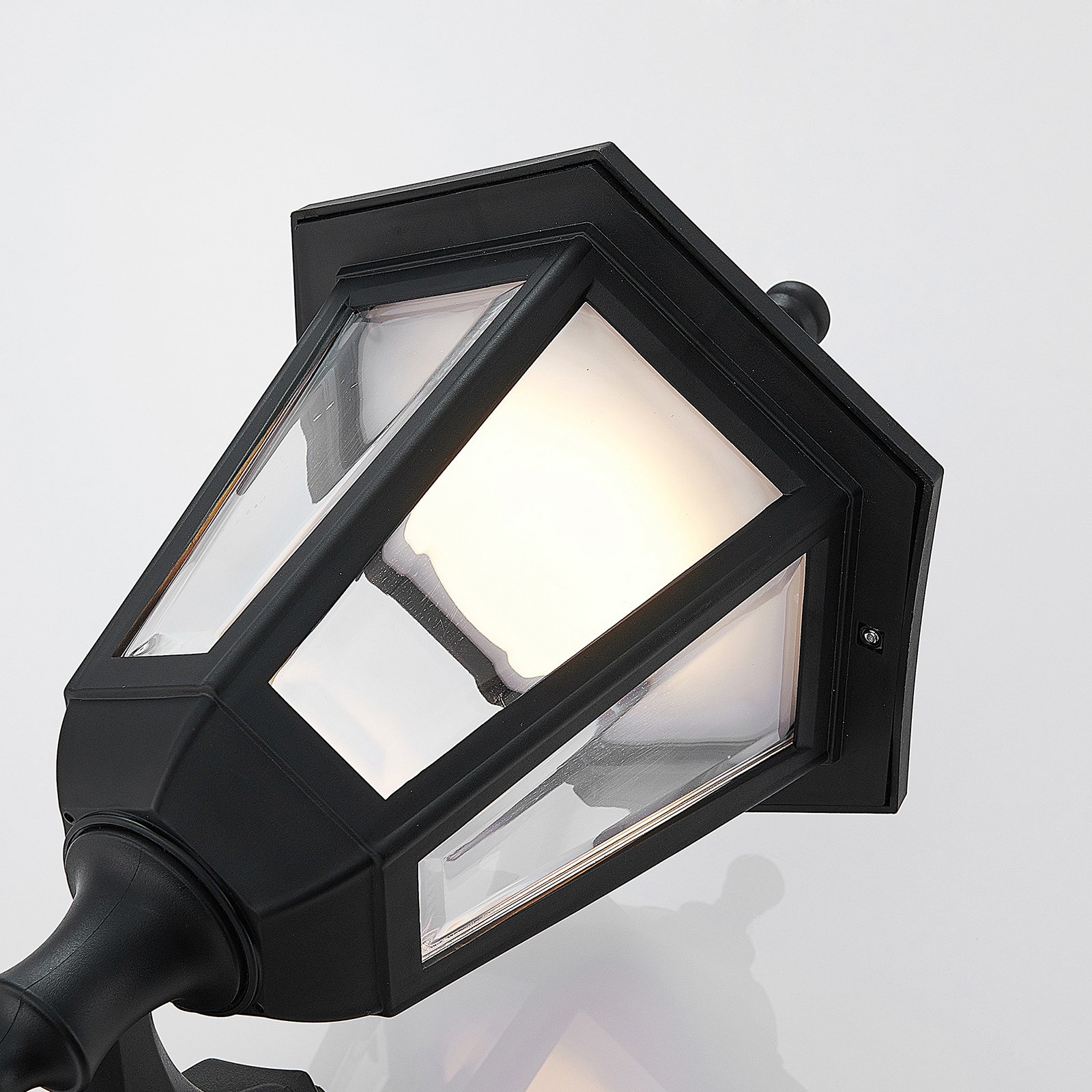 Iavo LED Buiten Wandlamp w/Sensor Black/Clear - Lindby