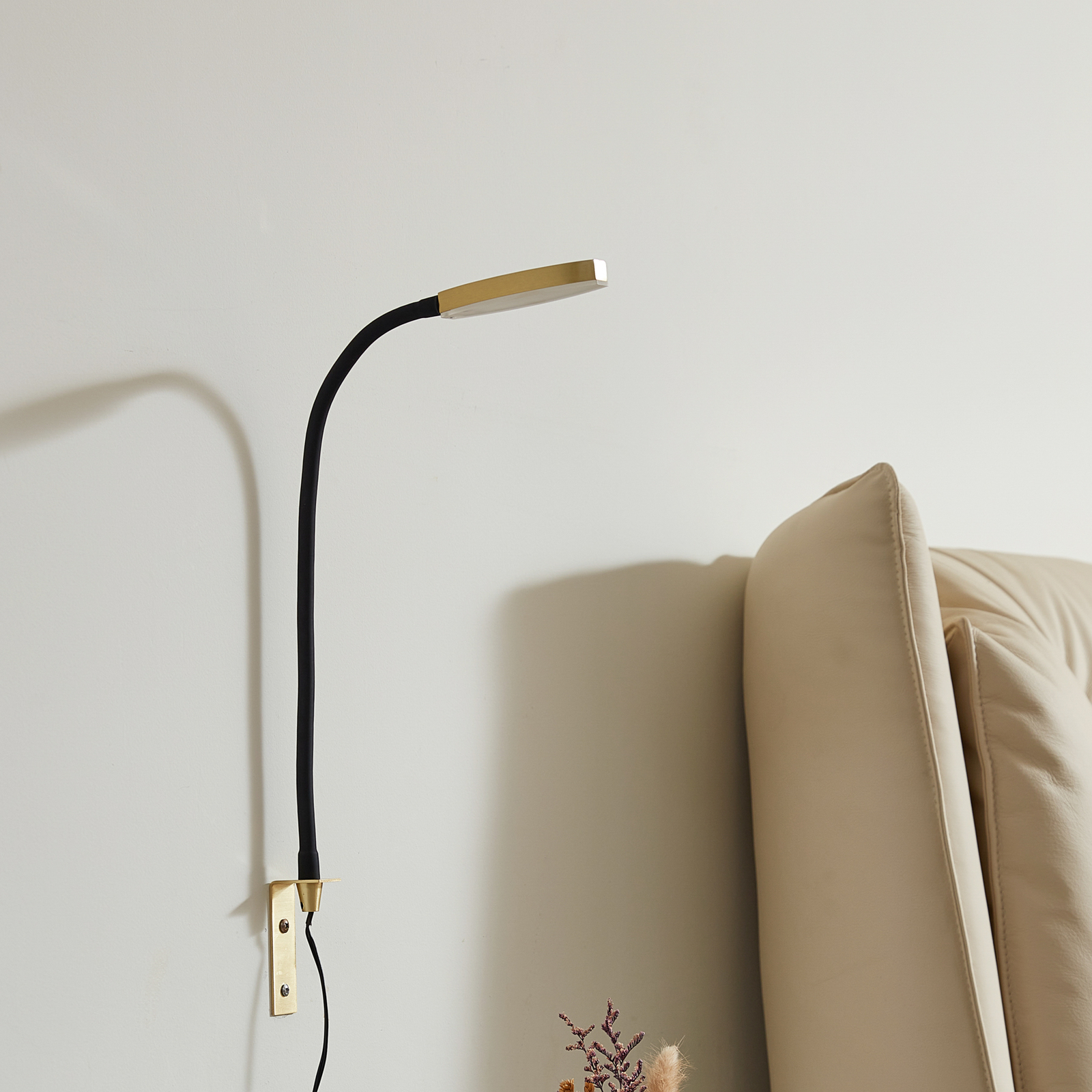 Lindby Flexola LED leeslamp, goud, ronde kop