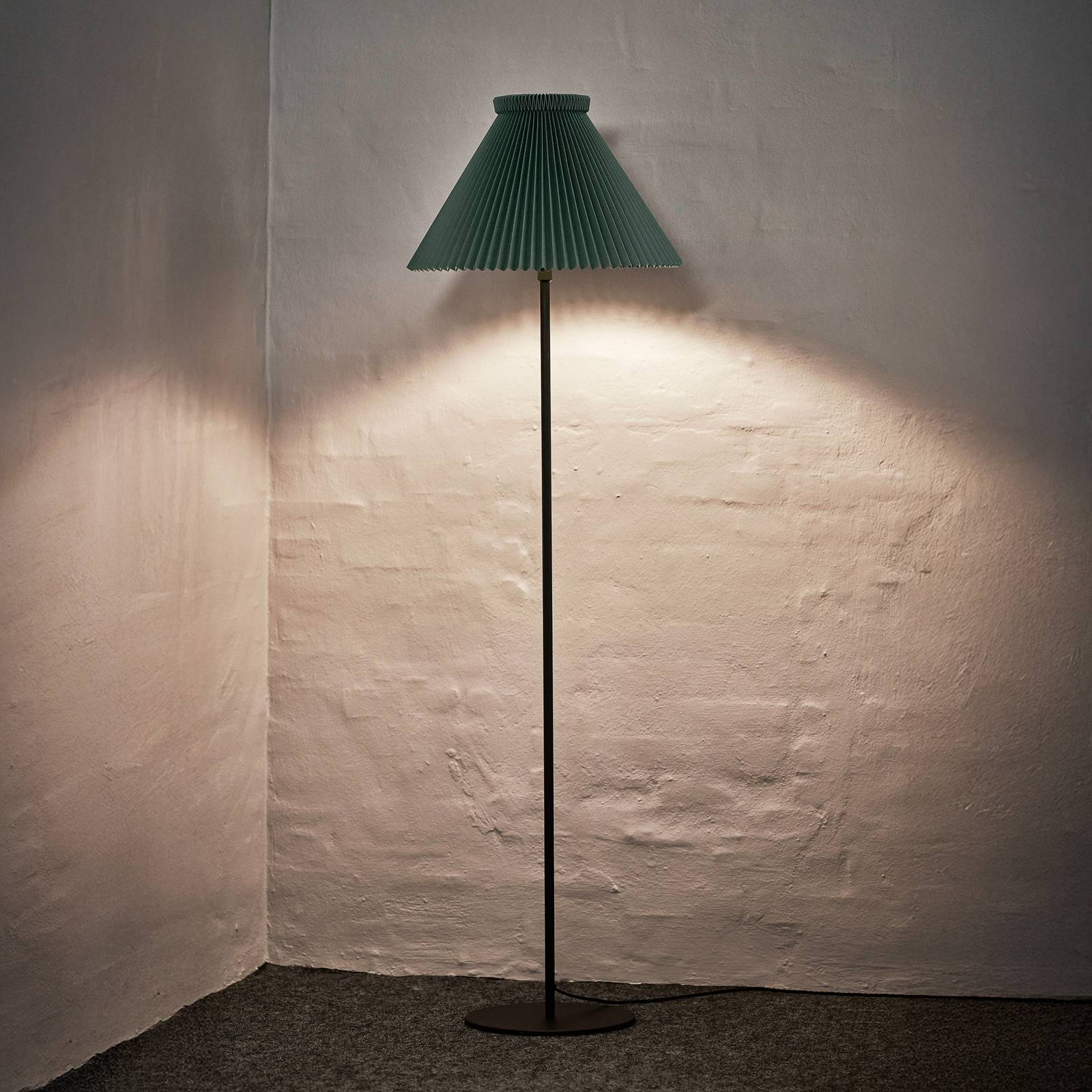 LE KLINT Stehleuchte LK 334, moosgrün, Papier, Höhe 155 cm