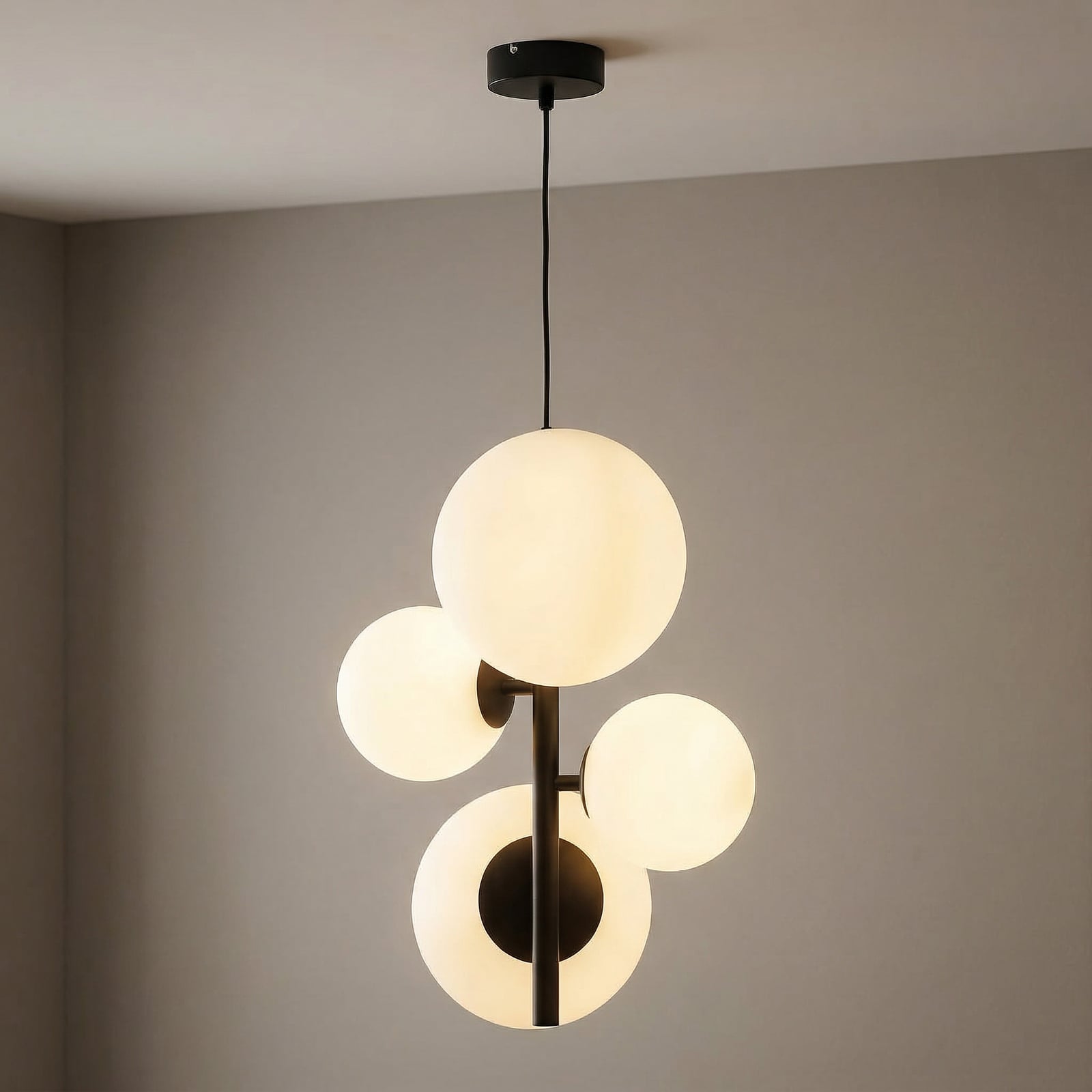 Hängeleuchte Dione, vierflammig, schwarz Hängeleuchte Dione, vierflammig, schwarz