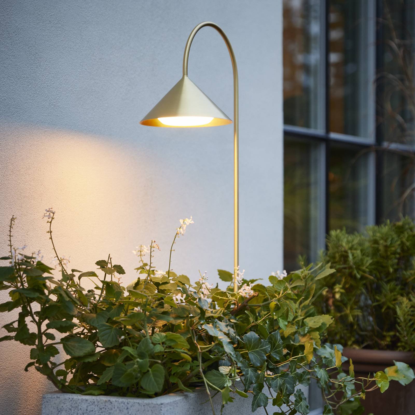 Lampa z grotem ziemnym LED FRANDSEN Grasp, kolor mosiądz, wysokość 82 cm