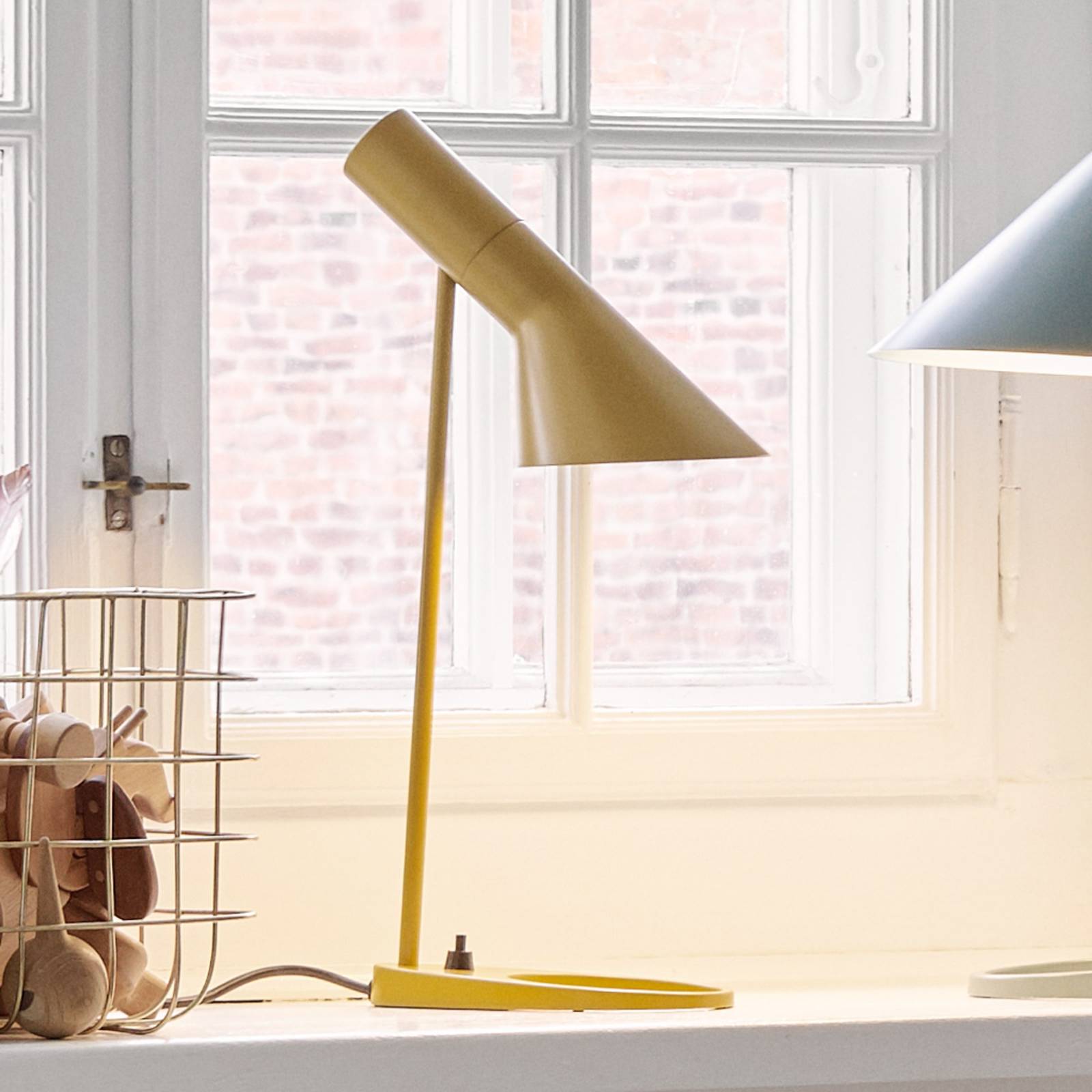 Louis Poulsen AJ Mini asztali lámpa, okkersárga