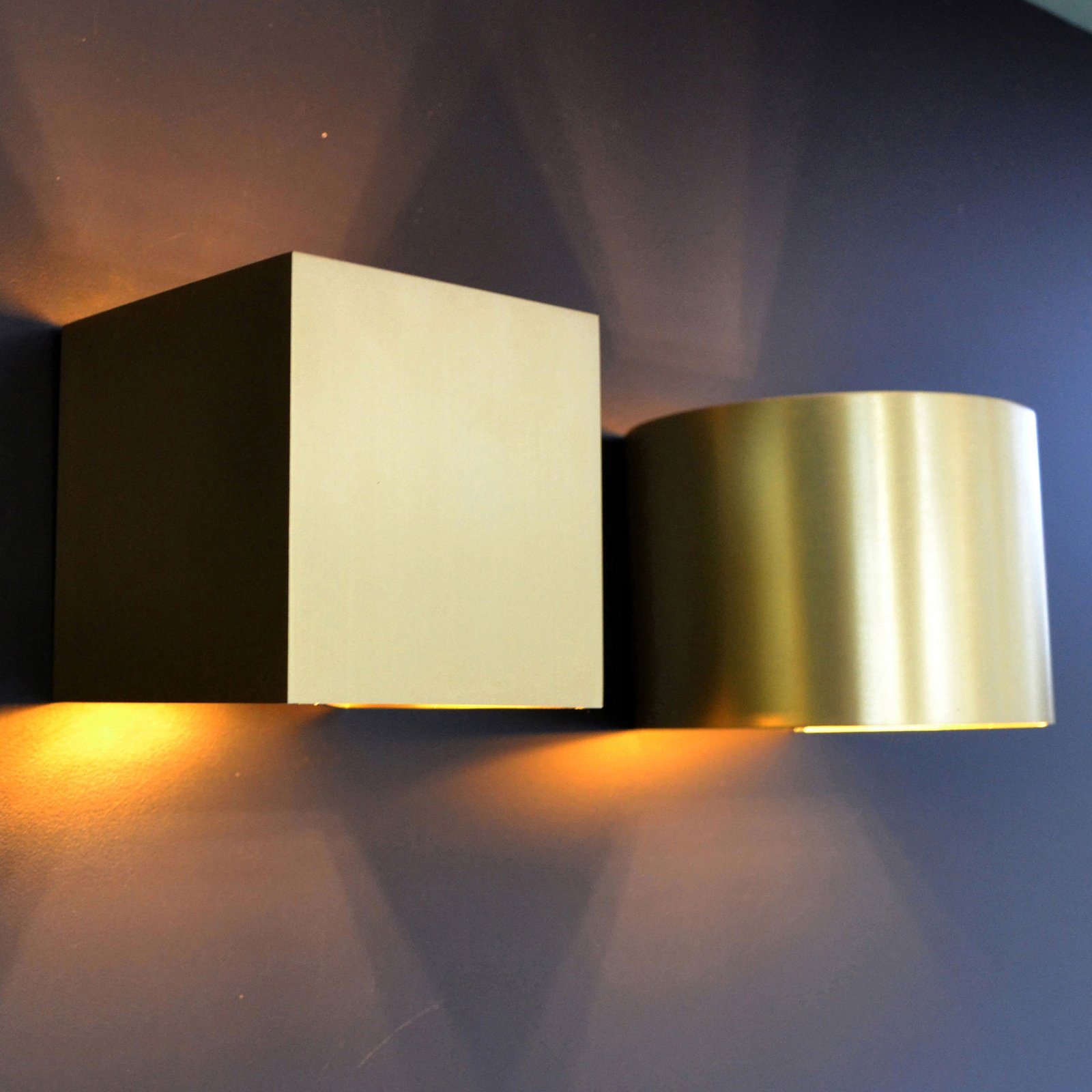 LED sieninis šviestuvas "Xio", kampinis, auksinis