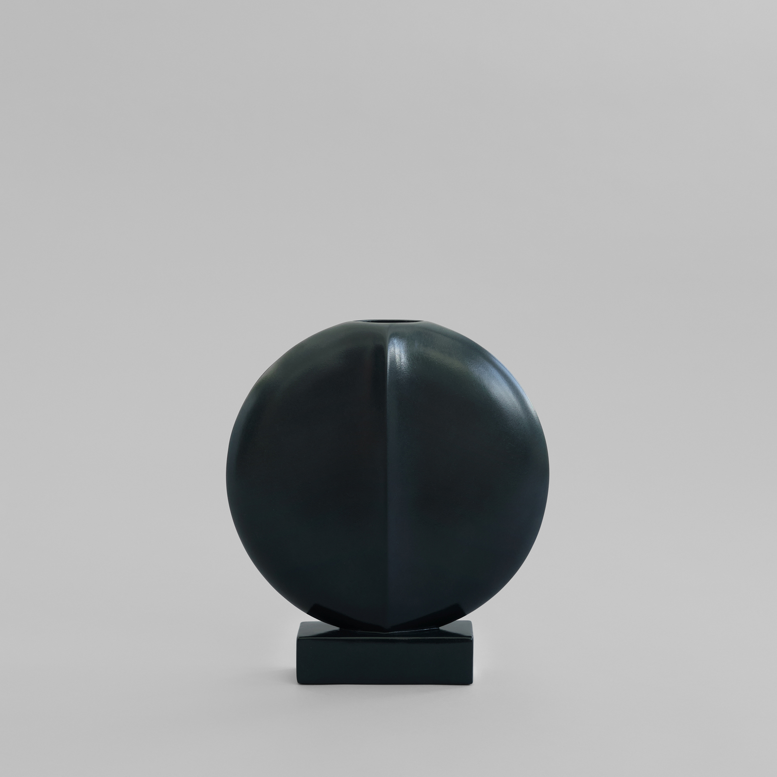 Guggenheim Vase, 34cm, dunkelgrün, Keramik - 101 Copenhagen Guggenheim Vase, 34cm, dunkelgrün, Keramik - 101 Copenhagen