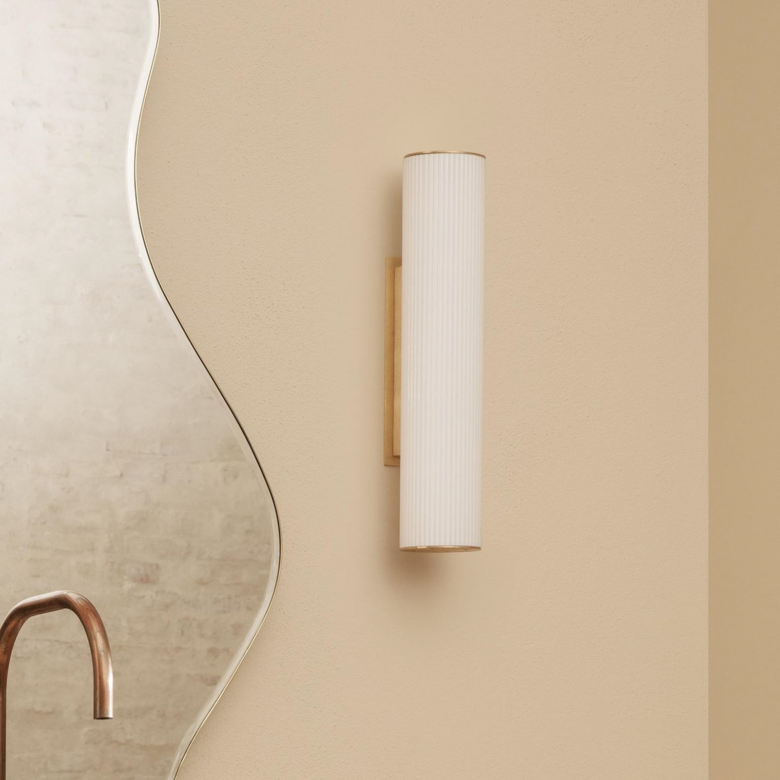 Vuelta Pöytävalaisin 40 White/Brass - Ferm Living Vuelta 40 - Olohuone - Design - Lasi - Yksilamppuinen