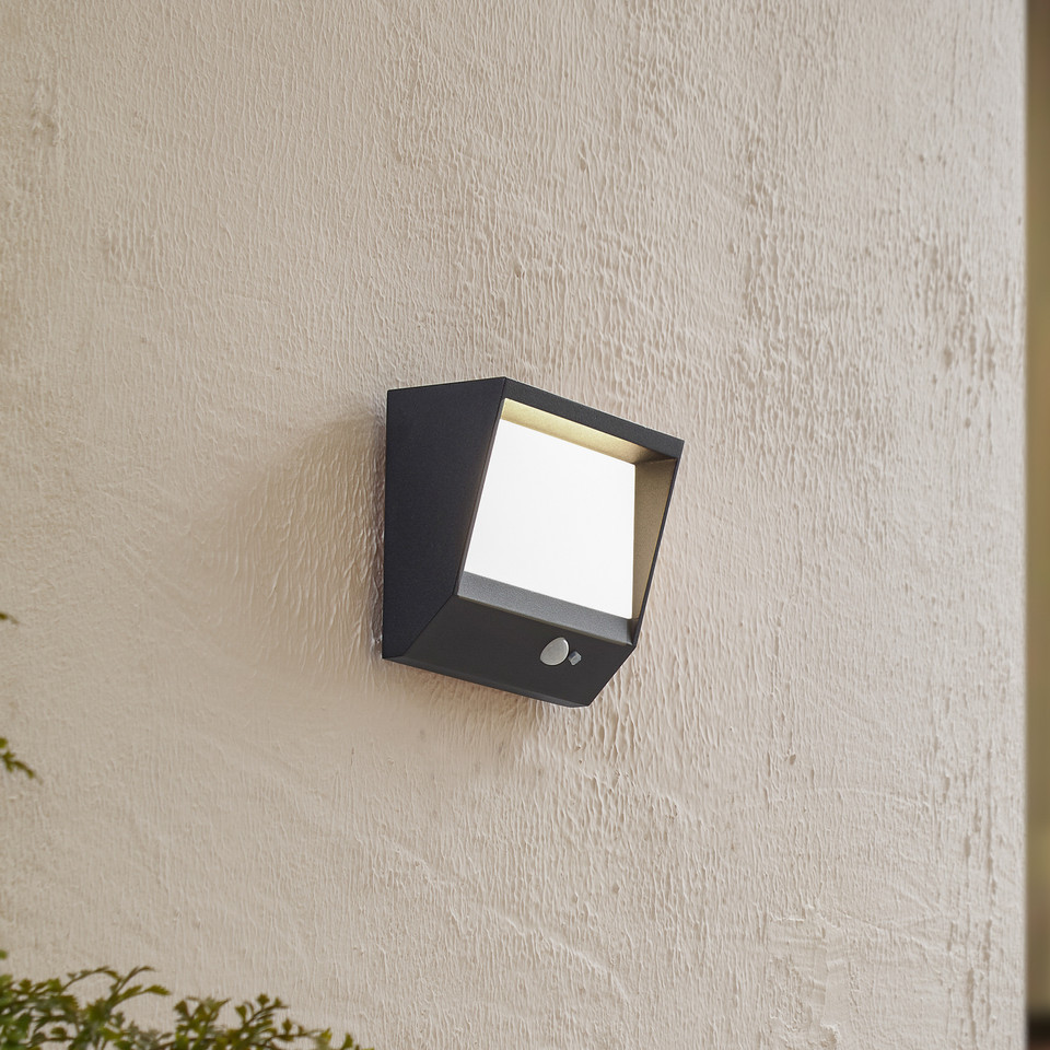 Lucande Dava Solcell Vägglampa W/Sensor H14, svart från Lucande
