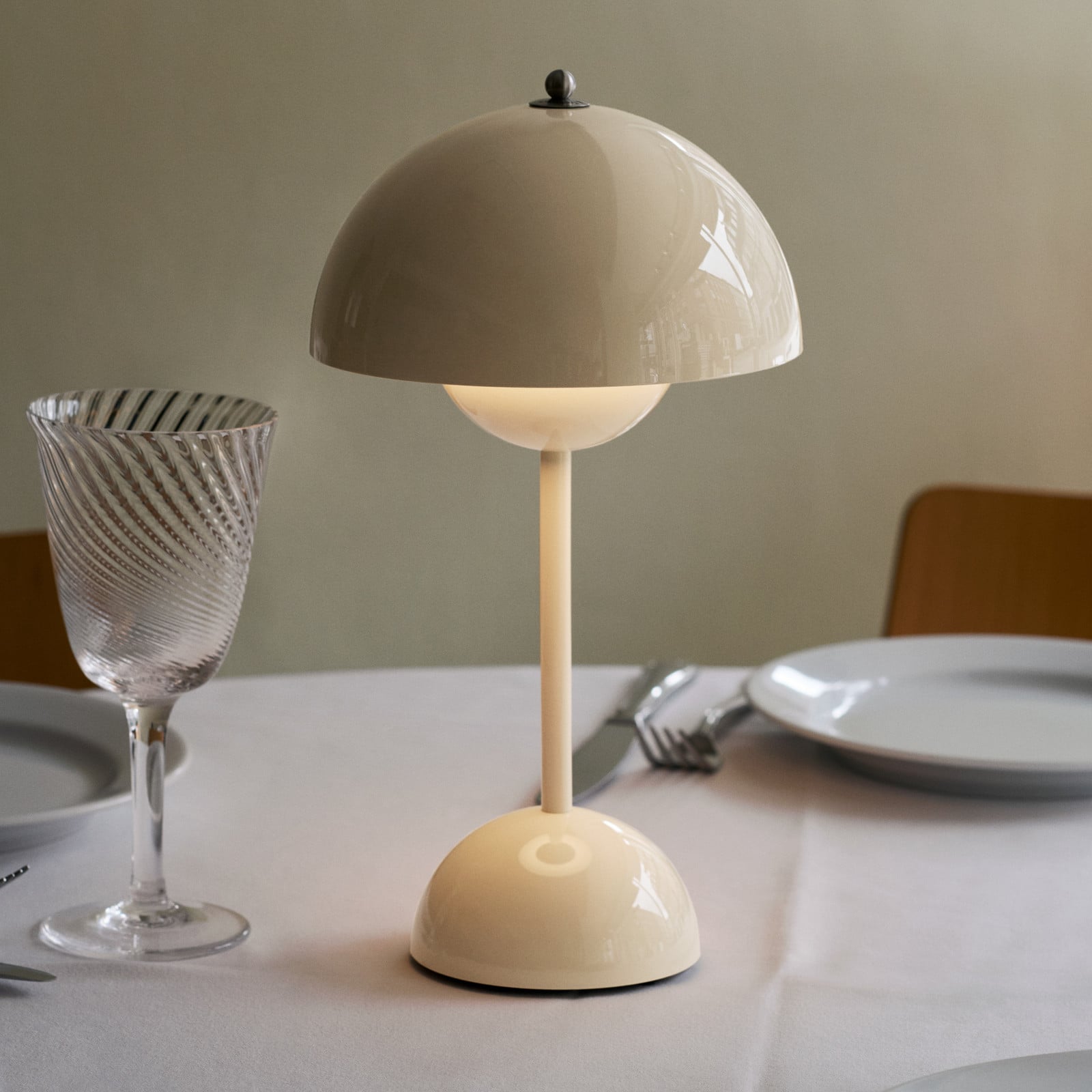 Flowerpot VP9 LED-Akku-Tischlampe, creme, IP44 &Tradition - Wohnzimmer - Design - Kunststoff - Mit Schirm