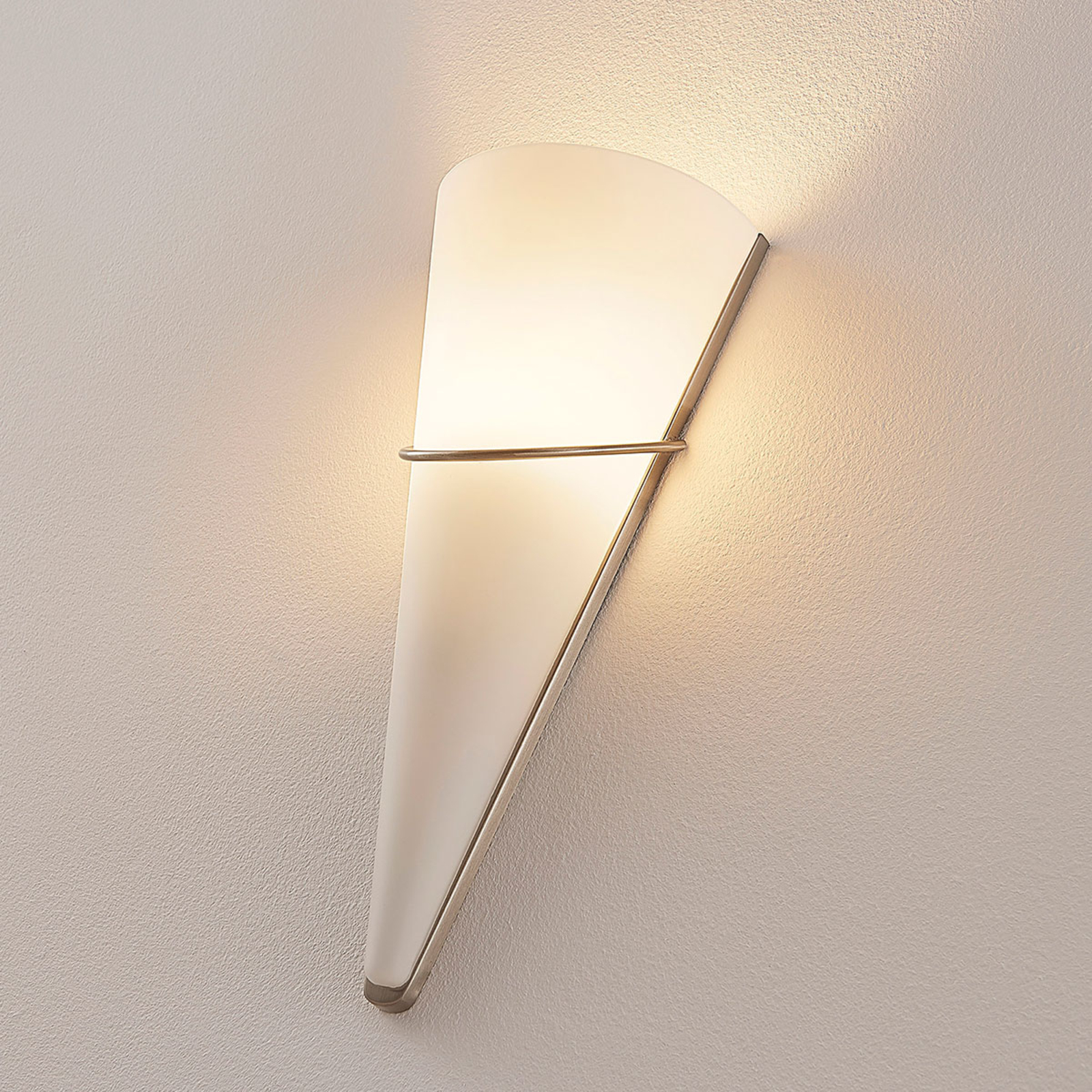 Opaalglas-wandlamp Melek, gesatineerd nikkel