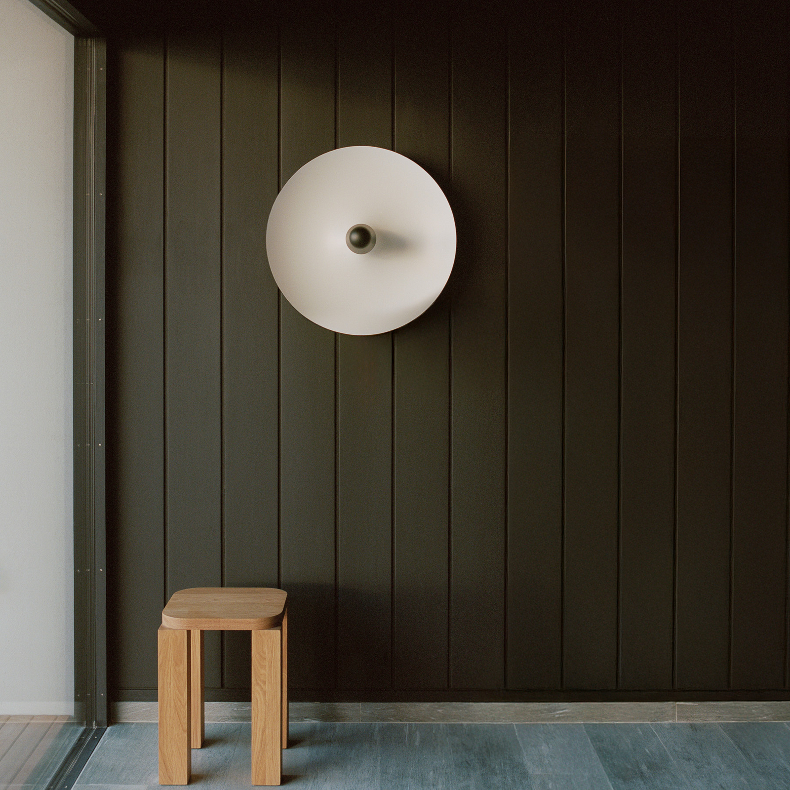 Kinkiet LED New Works „Kantarell”, czarno-biały, Ø 55 cm