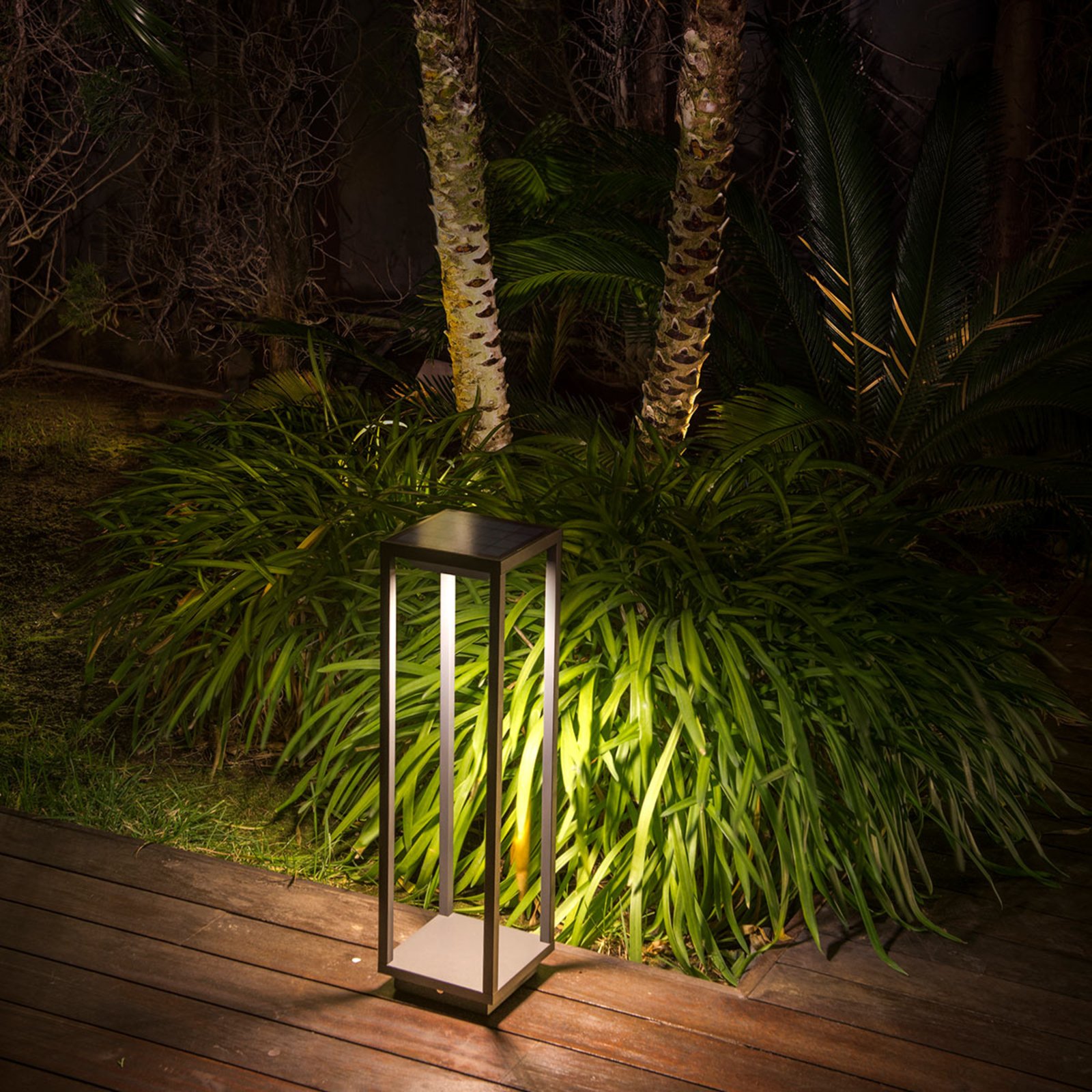 Saura solar LED pedestal light with motion detector