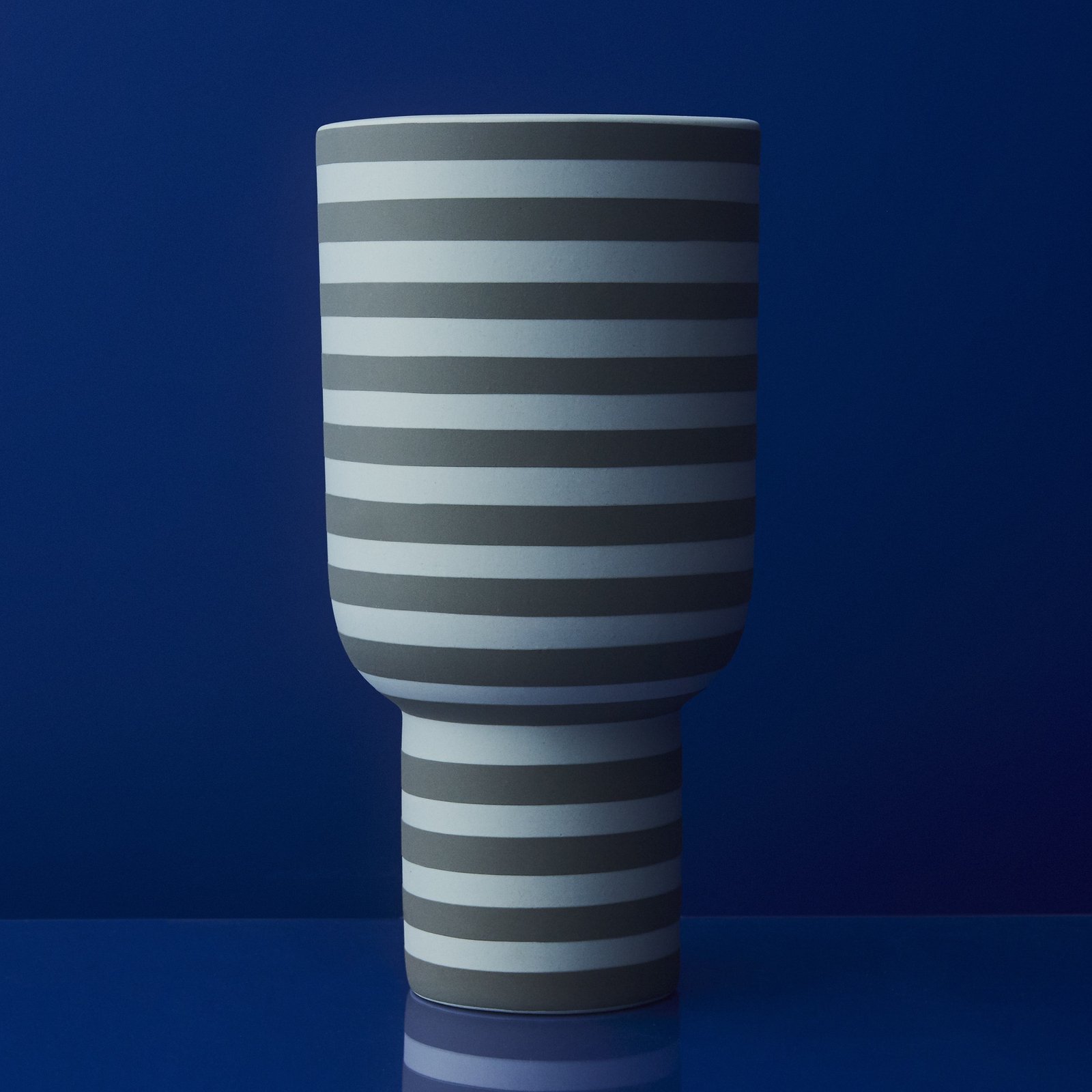 AYTM Varia-vase, grøn, Ø 15 cm, højde 30 cm, keramik