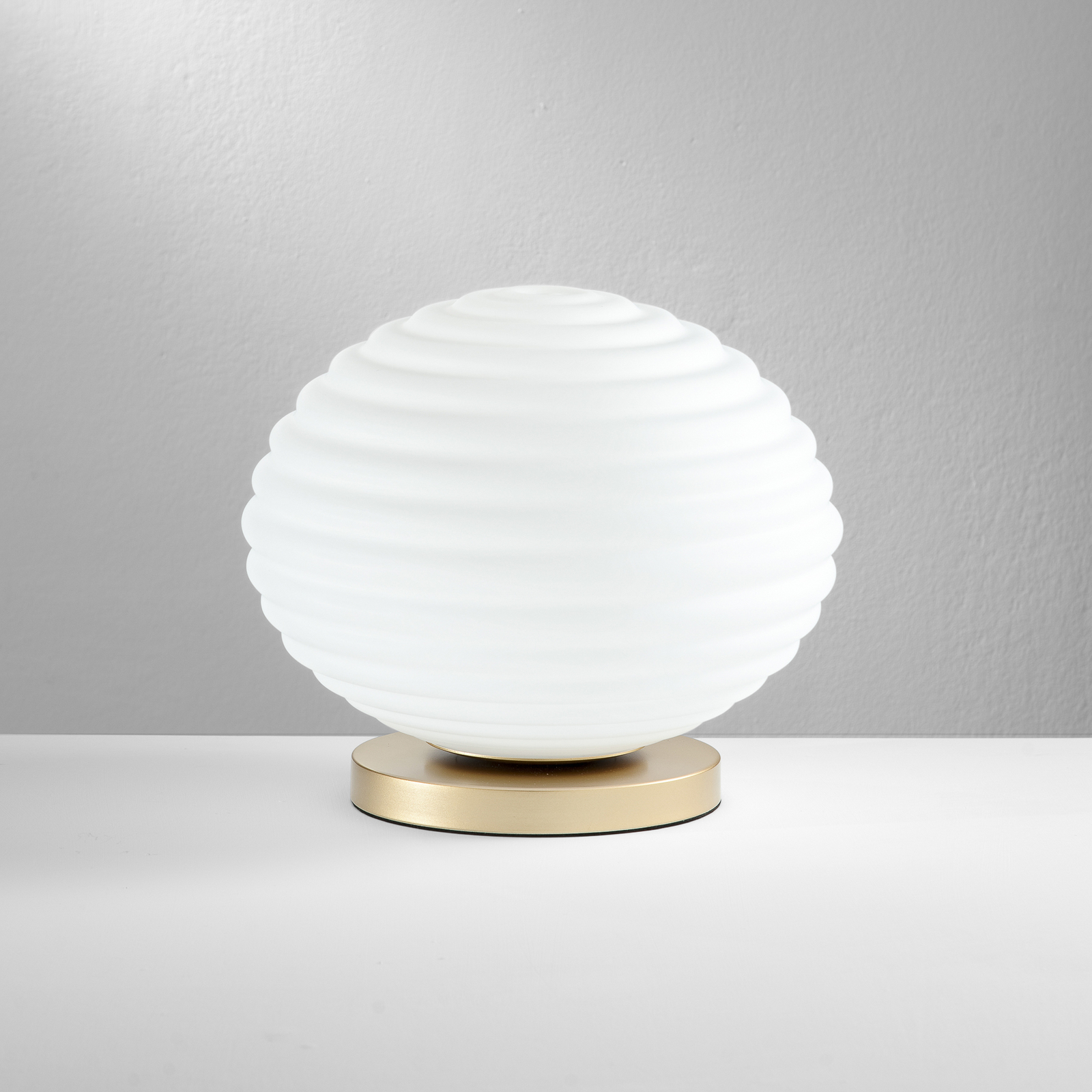 Ripple bordlampe, guldfarvet/opal, Ø 32 cm