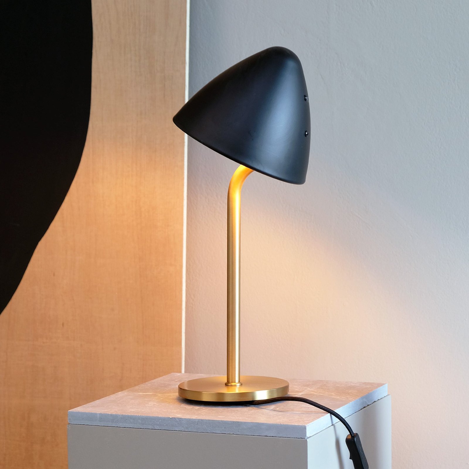 Dyberg Larsen bordlampe Oulu, sort/messing, højde 47 cm