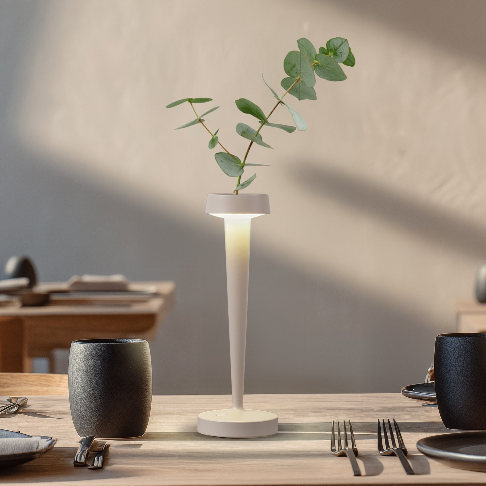 Lucande LED-akku-kynttilänjalka Lea, maljakko, beige, 28 cm