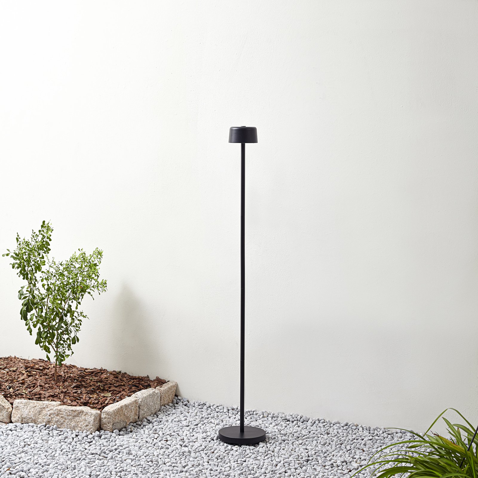 Lindby Candeeiro de pé LED recarregável Isason, preto, alumínio, Ø 11 cm