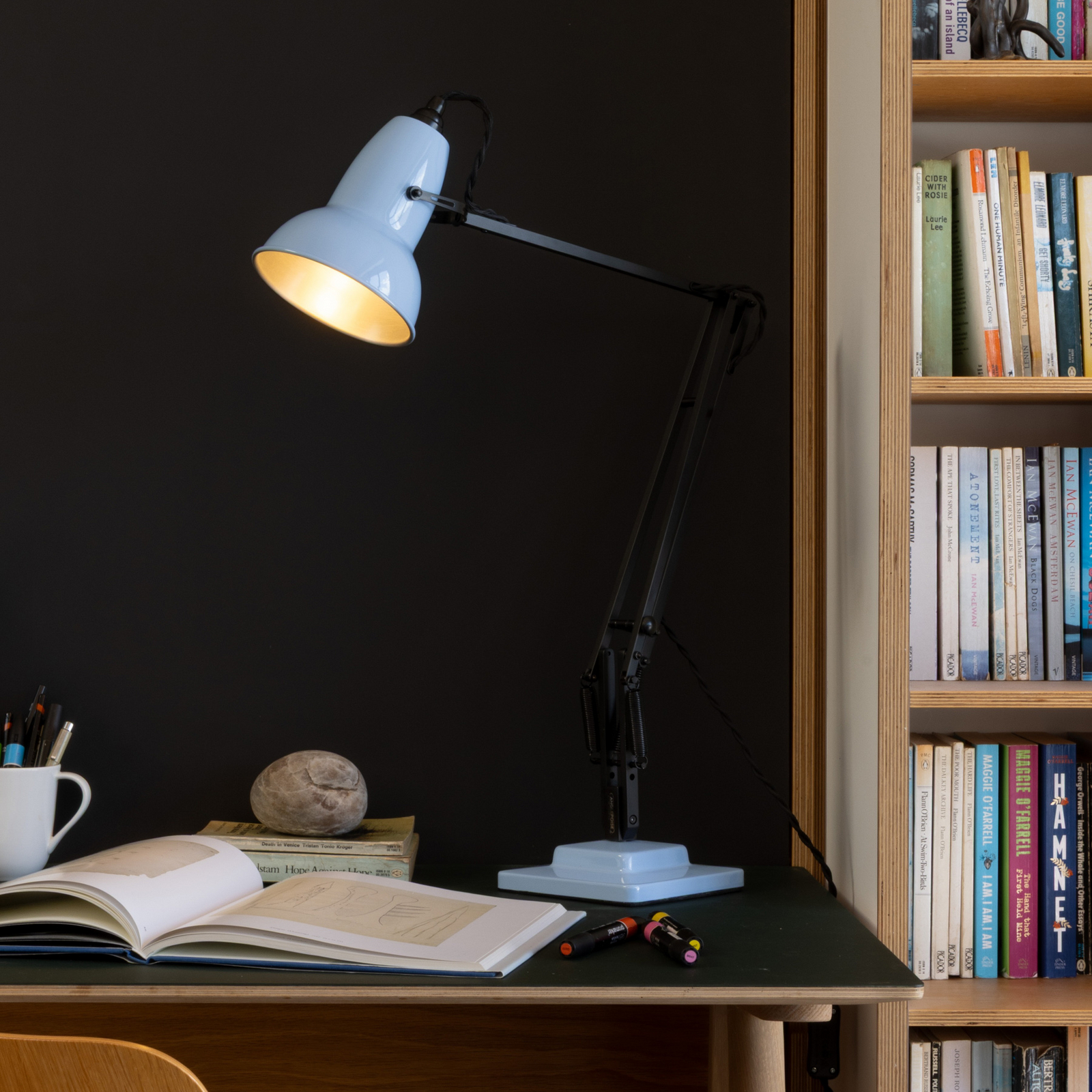 Lampe de table Anglepoise Original 1227, bleu opale/noir, 49 cm Lampe de table Anglepoise Original 1227, bleu opale/noir, 49 cm