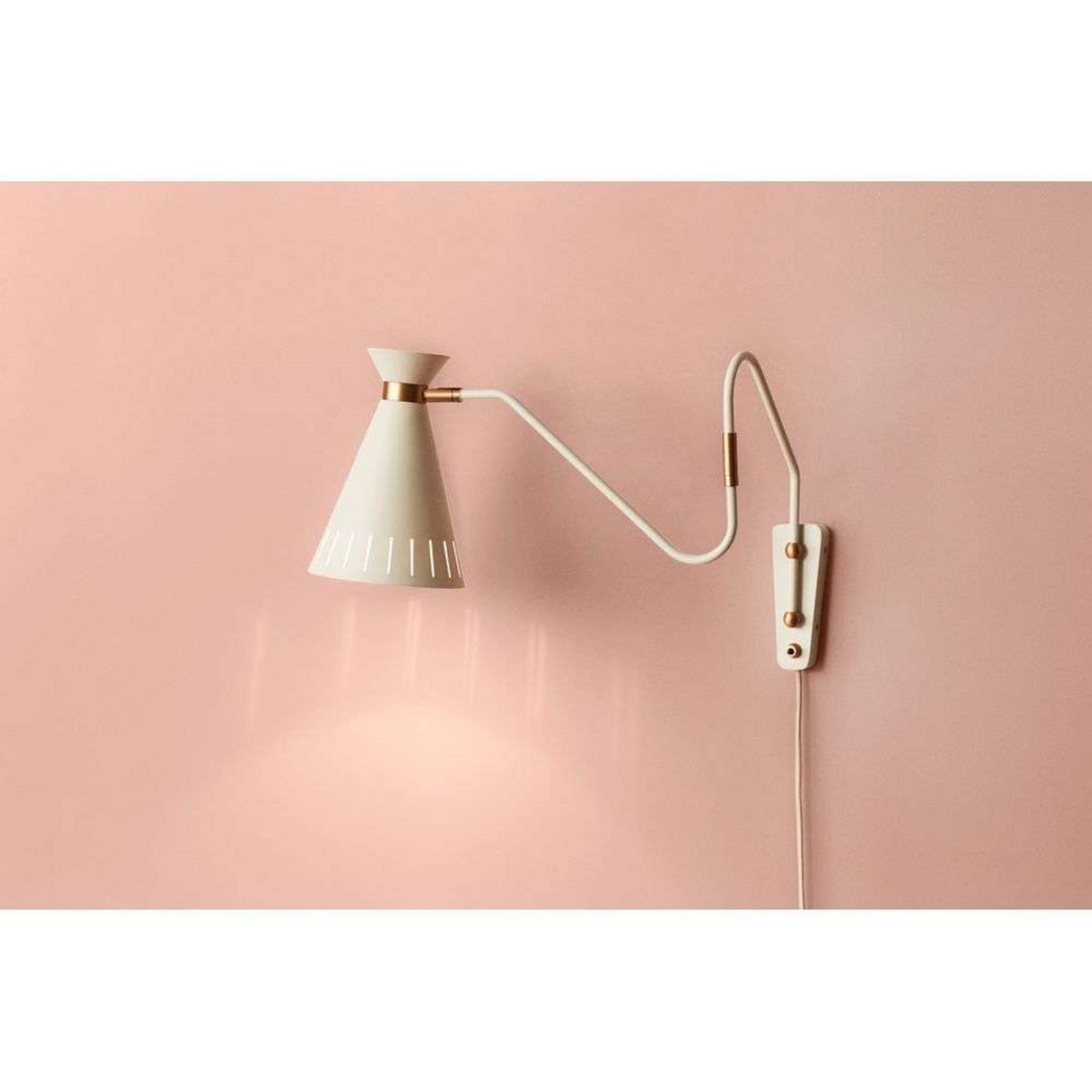 Cone v&auml;gglampa, varmvit Warm Nordic - Vardagsrum - Vintage / retro - Metall - Med en ljusk&auml;lla