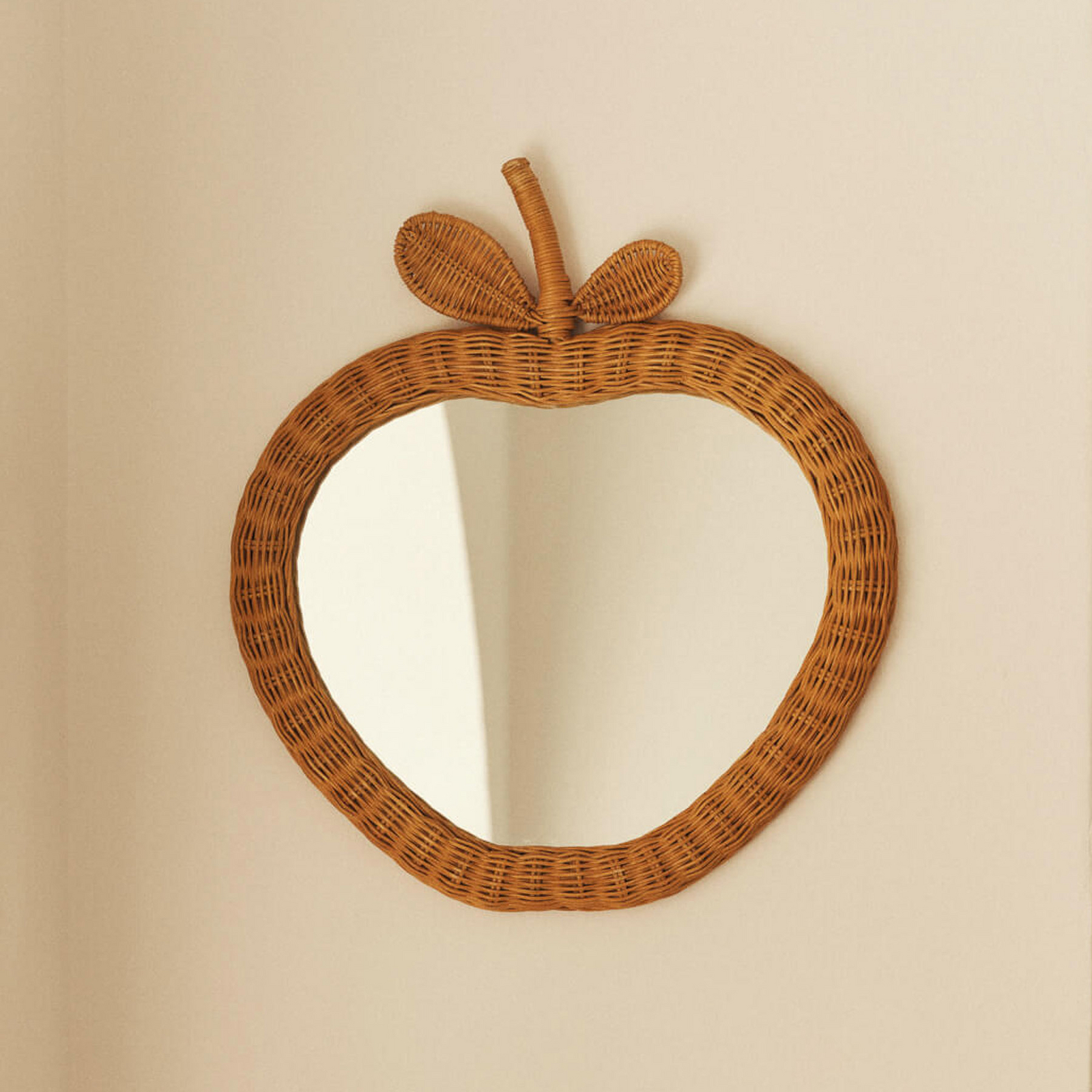 APPLE Wandspiegel, Rattan geflochten, 45x40 cm - ferm LIVING
