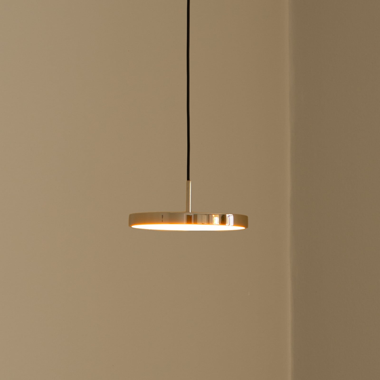 Lampă suspendată UMAGE LED Asteria Micro alamă lustruită Ø 15 cm - Camera de zi / sufragerie - Design - Metal