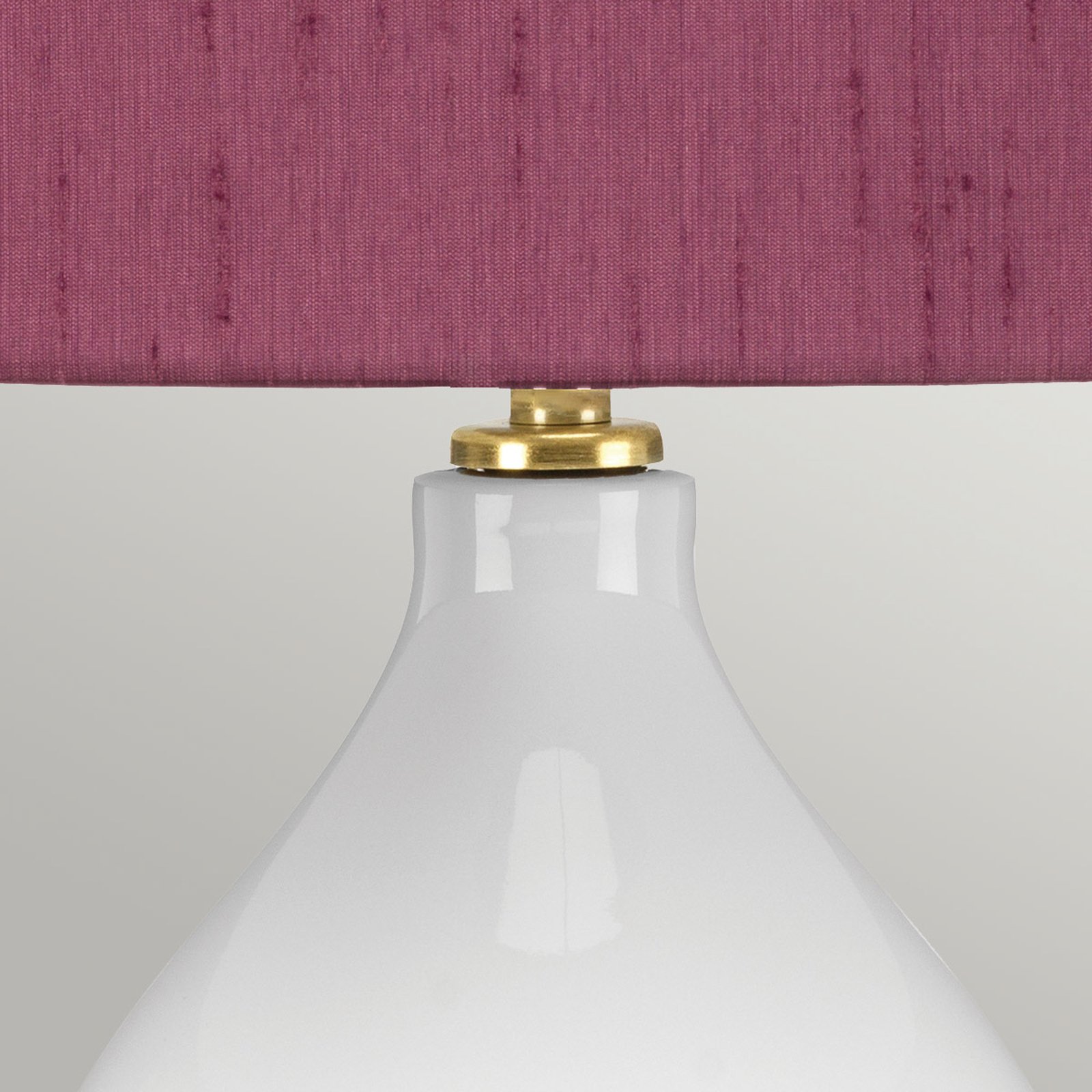 Isla antikvariāts misiņa/purpursarkanā tekstilmateriāla galda lampa