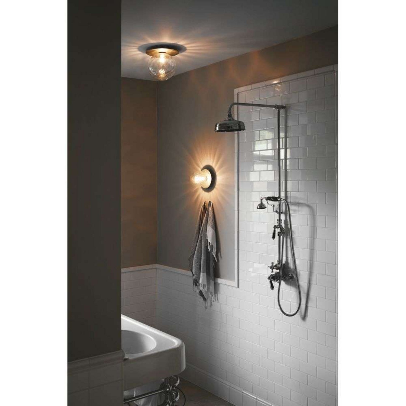 Nuura Candeeiro de parede Liila 1, IP44, Ø 16 cm, prateado/transparente