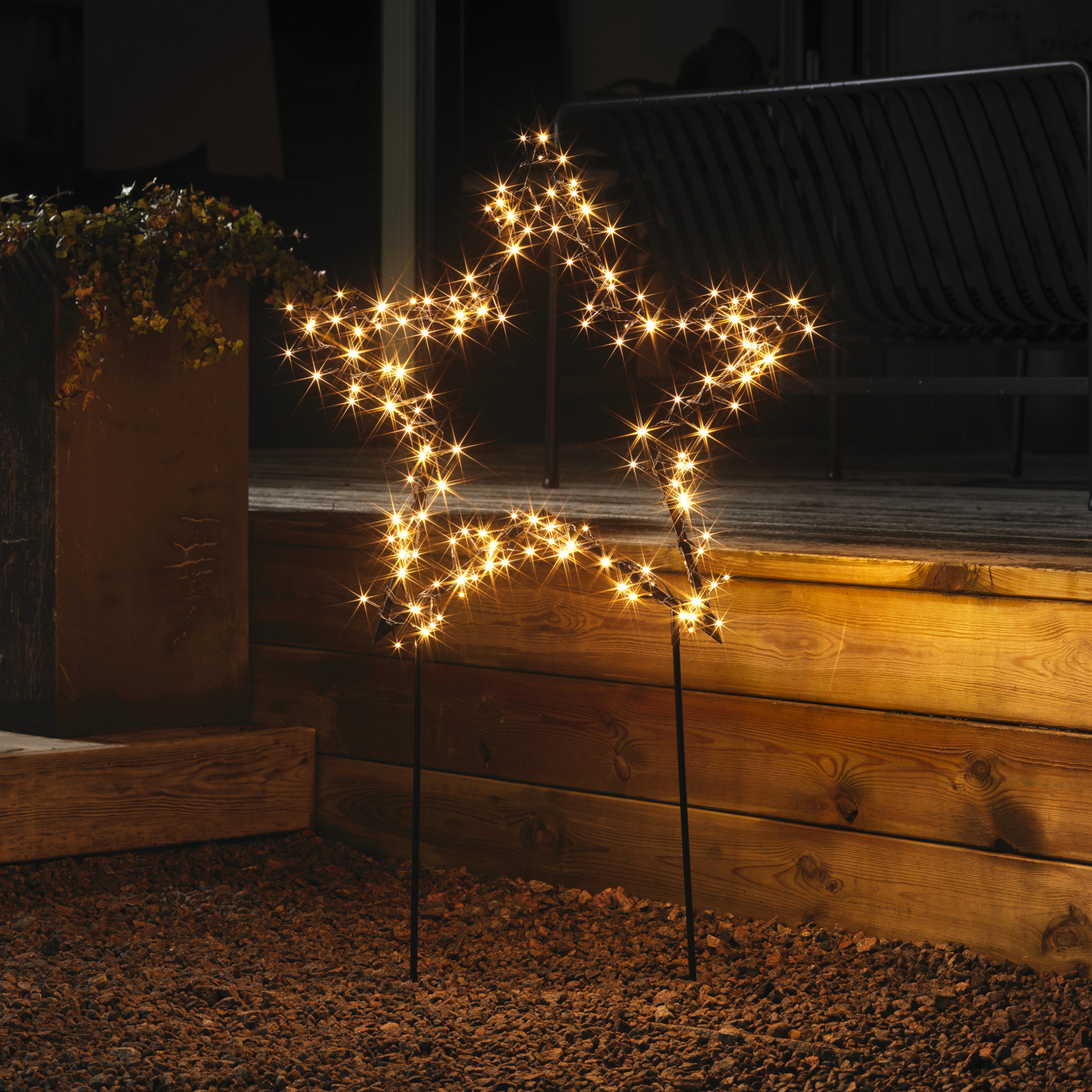 Étoile en métal LED, noire avec piquets