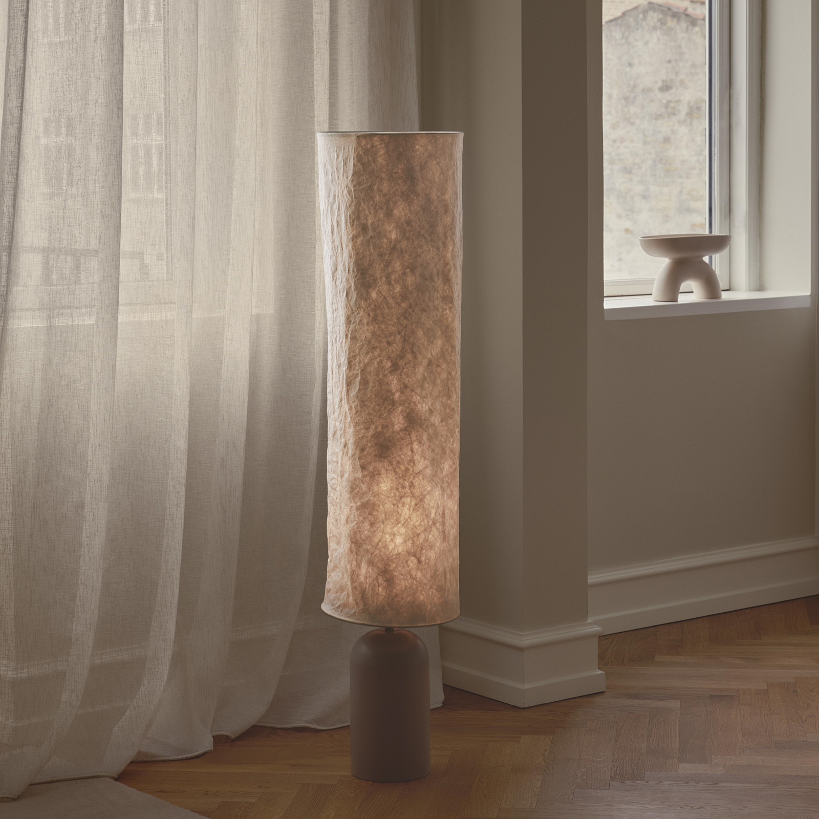 Talli floor lamp, brown, Tyvek/metal, height 113 cm