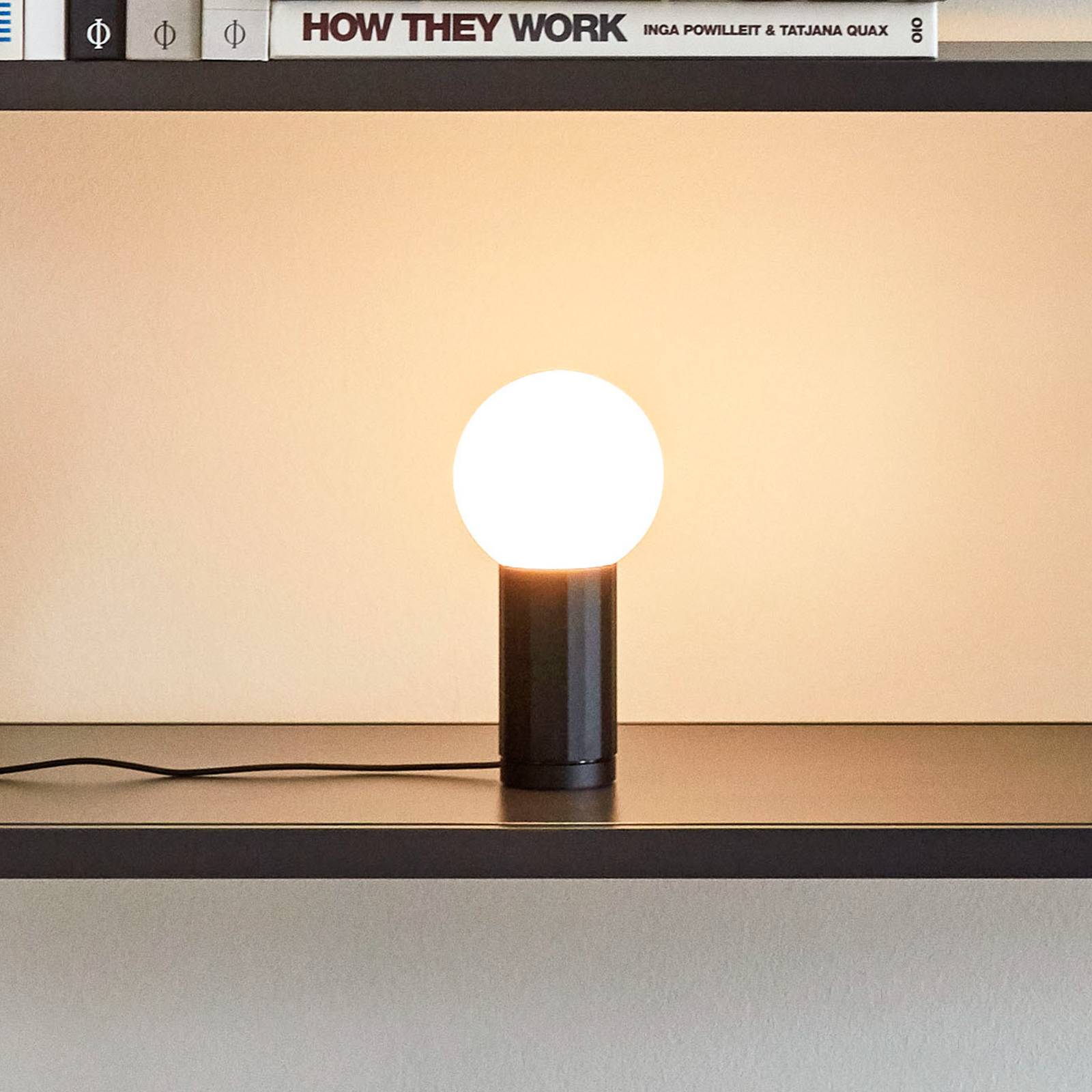 HAY Turn on LED-bordlampe med lysdæmper fod sort