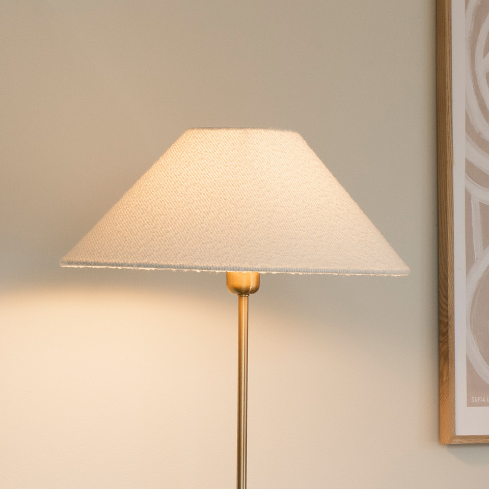 Globen Lighting Iris golvlampa kräm/mässing textil, beige från Globen Lighting