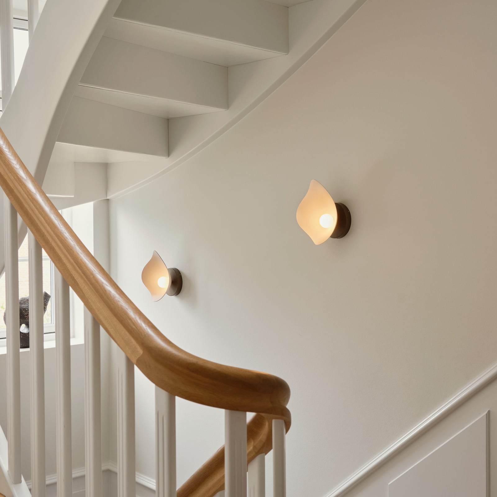 Florii 1 LED-Wandlampe, Höhe 22 cm, bronze dunkel/weiß - Nuura Florii 1 LED-Wandlampe, Höhe 22 cm, bronze dunkel/weiß - Nuura