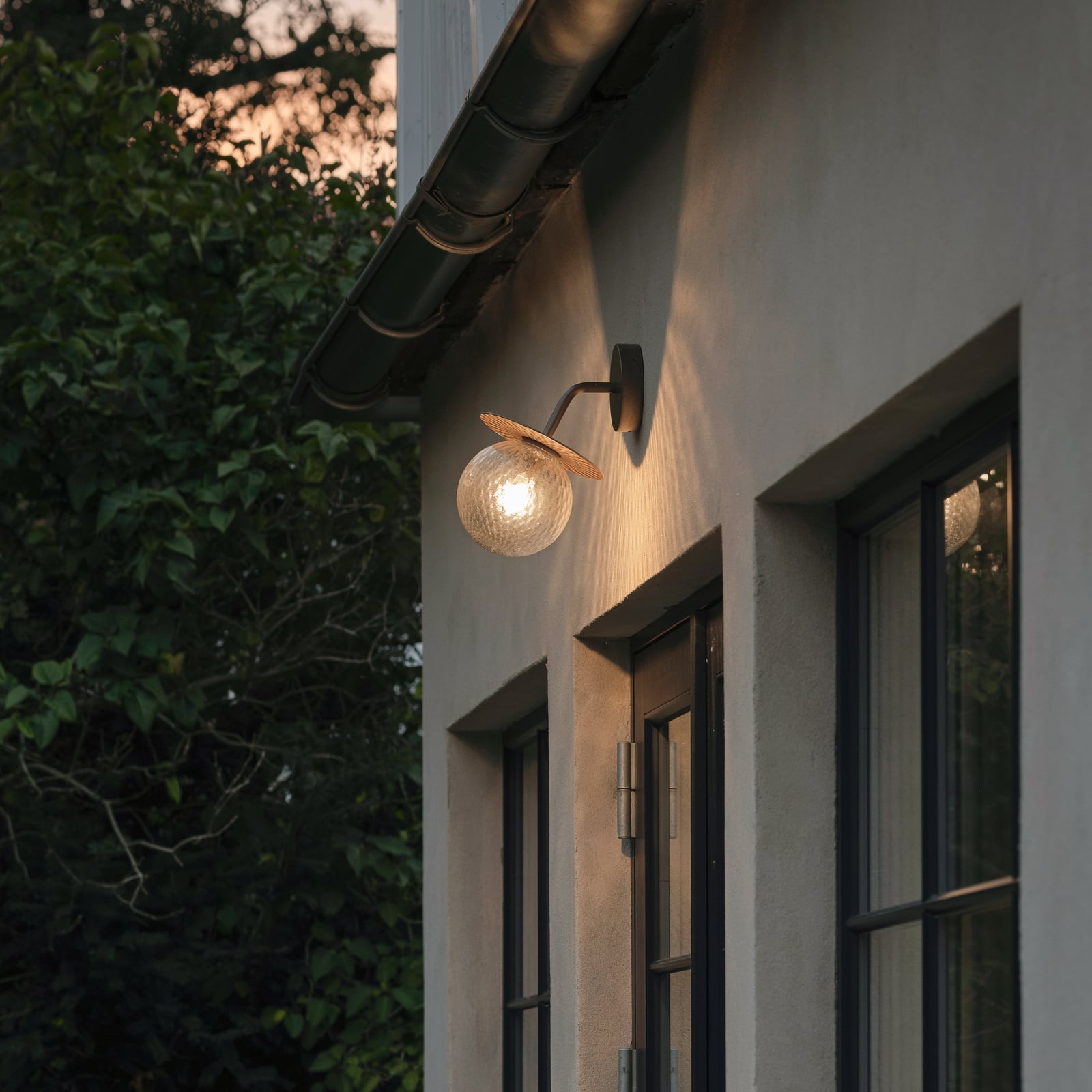 Nuura Vonkajšie nástenné svietidlo Liila, šírka 16 cm, bronzová/číra Nuura Vonkajšie nástenné svietidlo Liila, šírka 16 cm, bronzová/číra