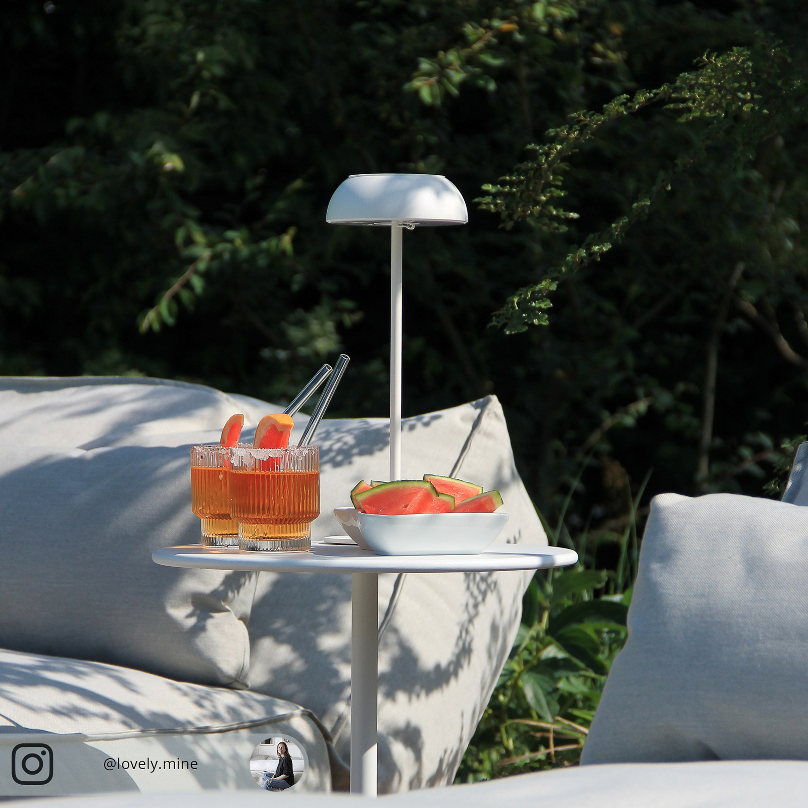 Dizajnová stolová lampa Axolight Float LED, biela