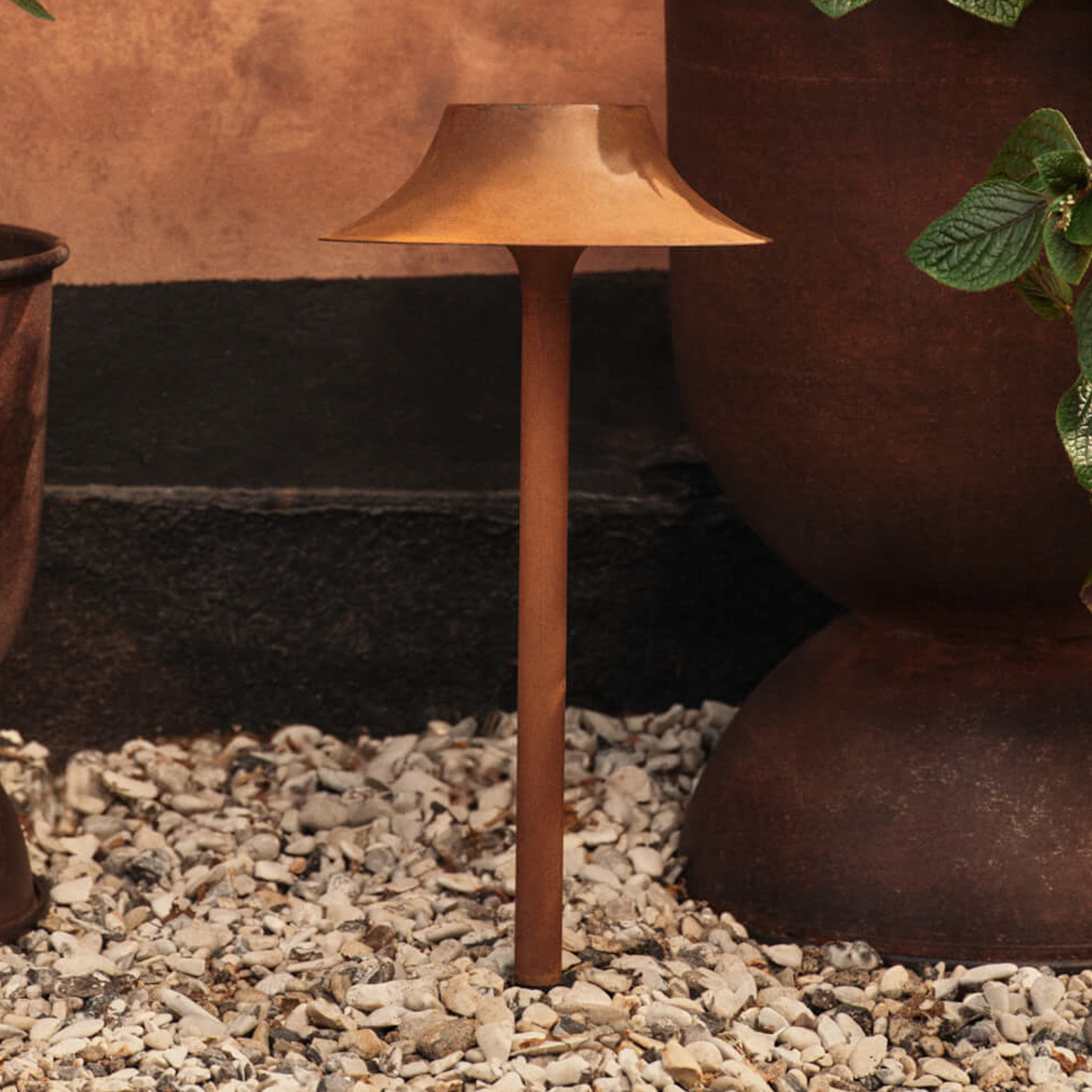 Cortivo solcellelampe med jordspyd, rustfarget, 46 cm - ferm LIVING