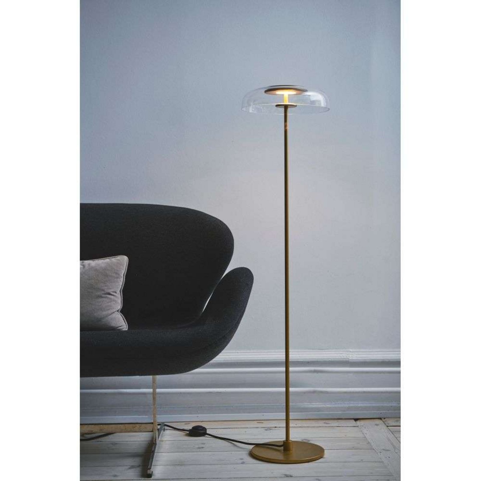 Nuura piantana LED Blossi, altezza 120 cm, color oro/trasparente